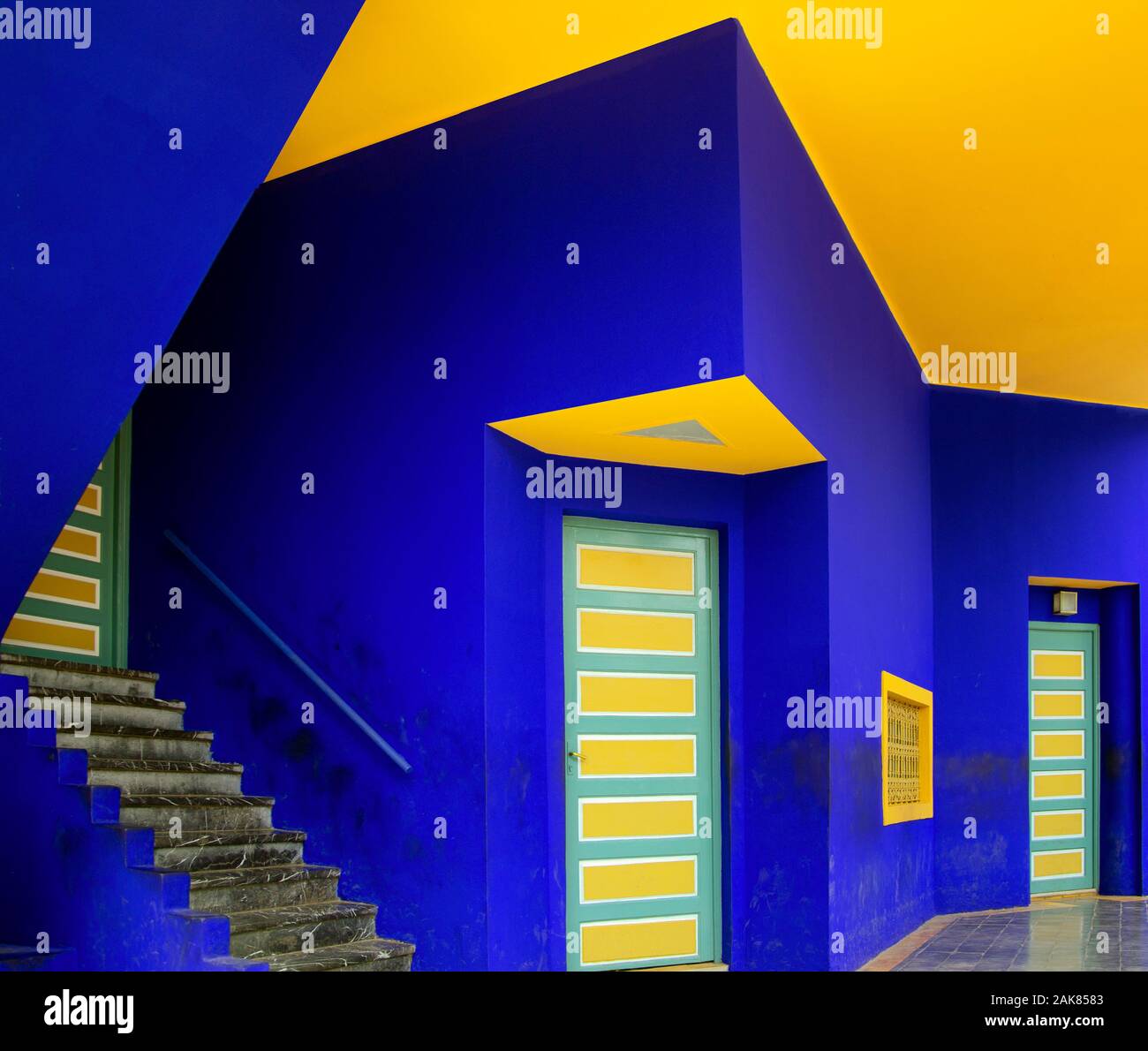 Villa aux couleurs bleu de cobalt au centre du jardin Majorelle. Construite en 1923, redécouverte par Yves Saint Laurent.Maroc. Banque D'Images