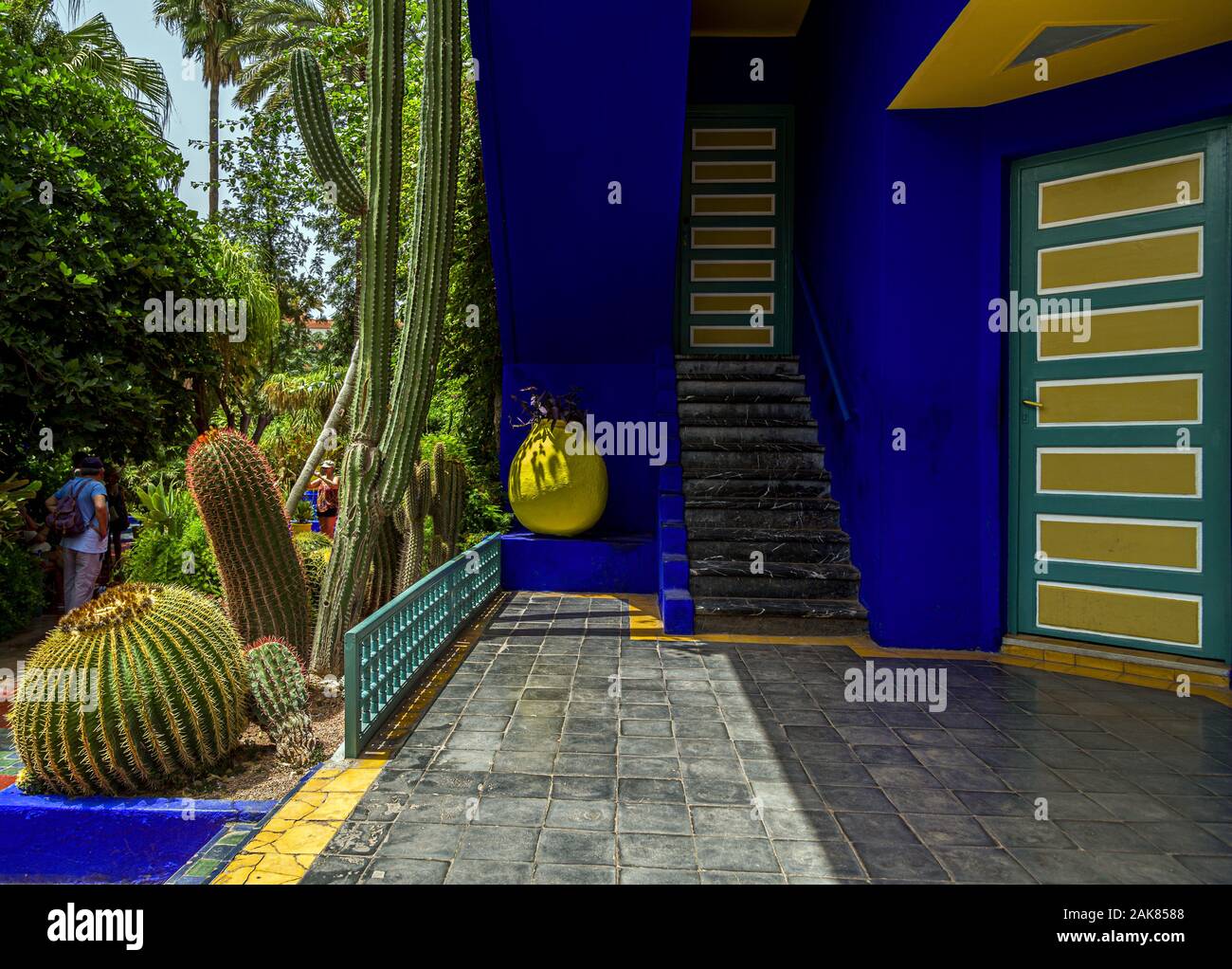 Villa aux couleurs bleu de cobalt au centre du jardin Majorelle. Construite en 1923, redécouverte par Yves Saint Laurent.Maroc. Banque D'Images