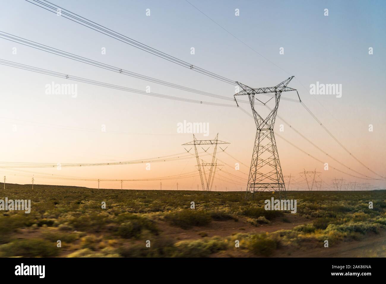 Power Tower d'électricité au sunrise pylônes de ligne. Banque D'Images