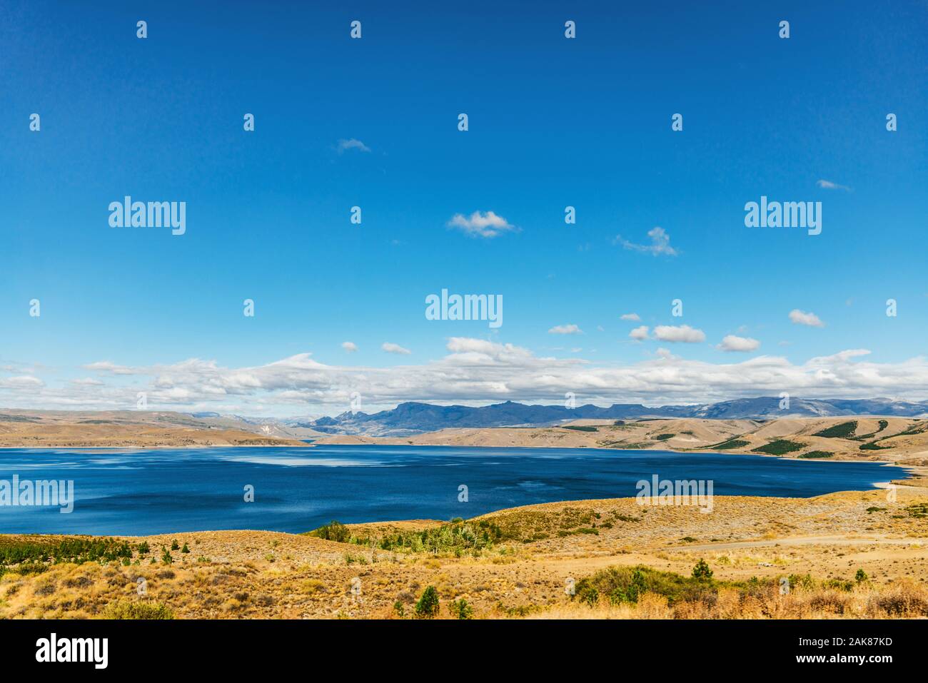 Paysage du lac turquoise et jaune des steppes de Patagonie, en Argentine. Banque D'Images