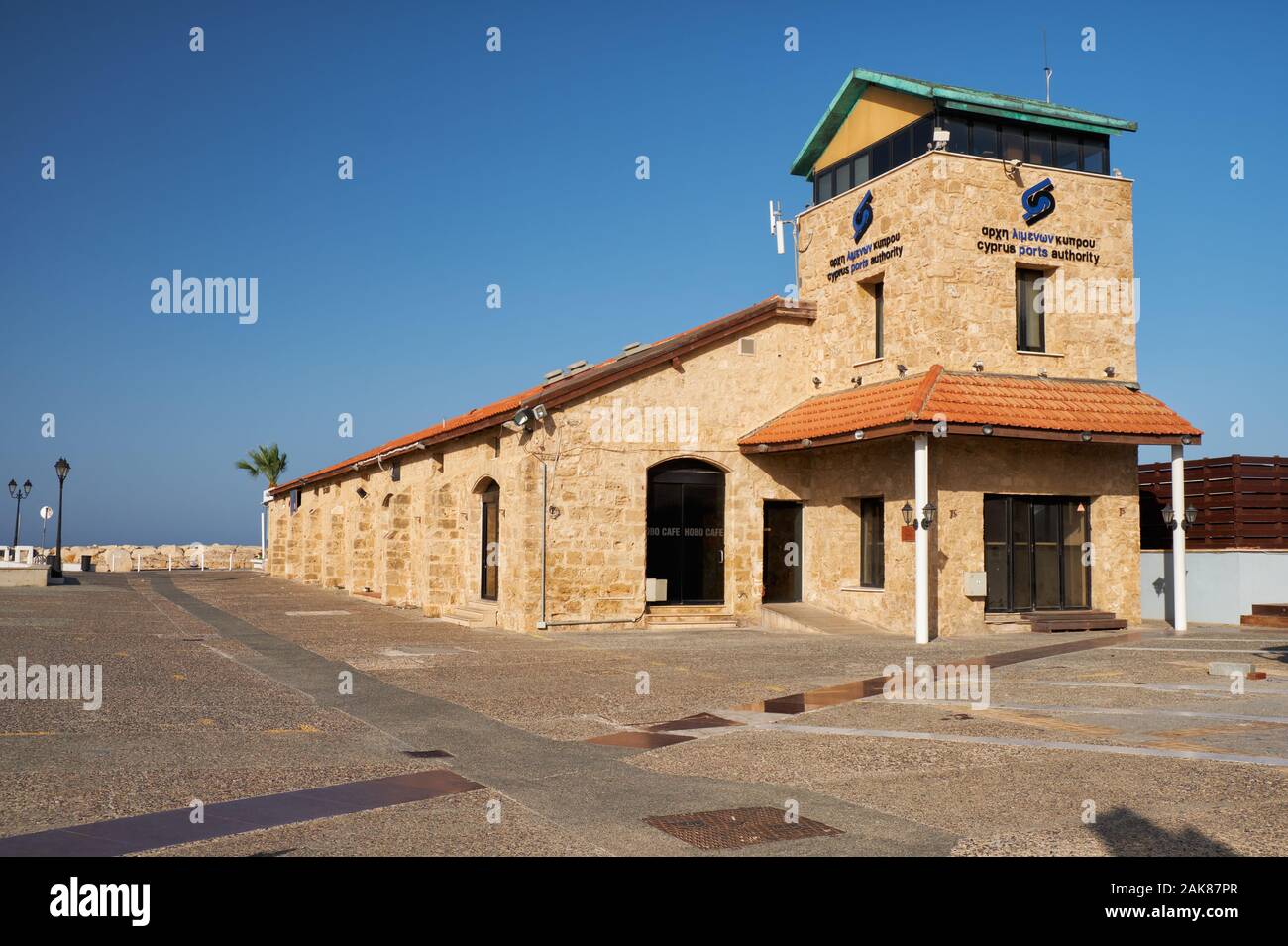 PAPHOS, Chypre - Juin 08, 2018 : La vue sur le bâtiment de l'administration portuaire de Chypre en Plo et galerie d'art dans le port de Paphos. Chypre Banque D'Images