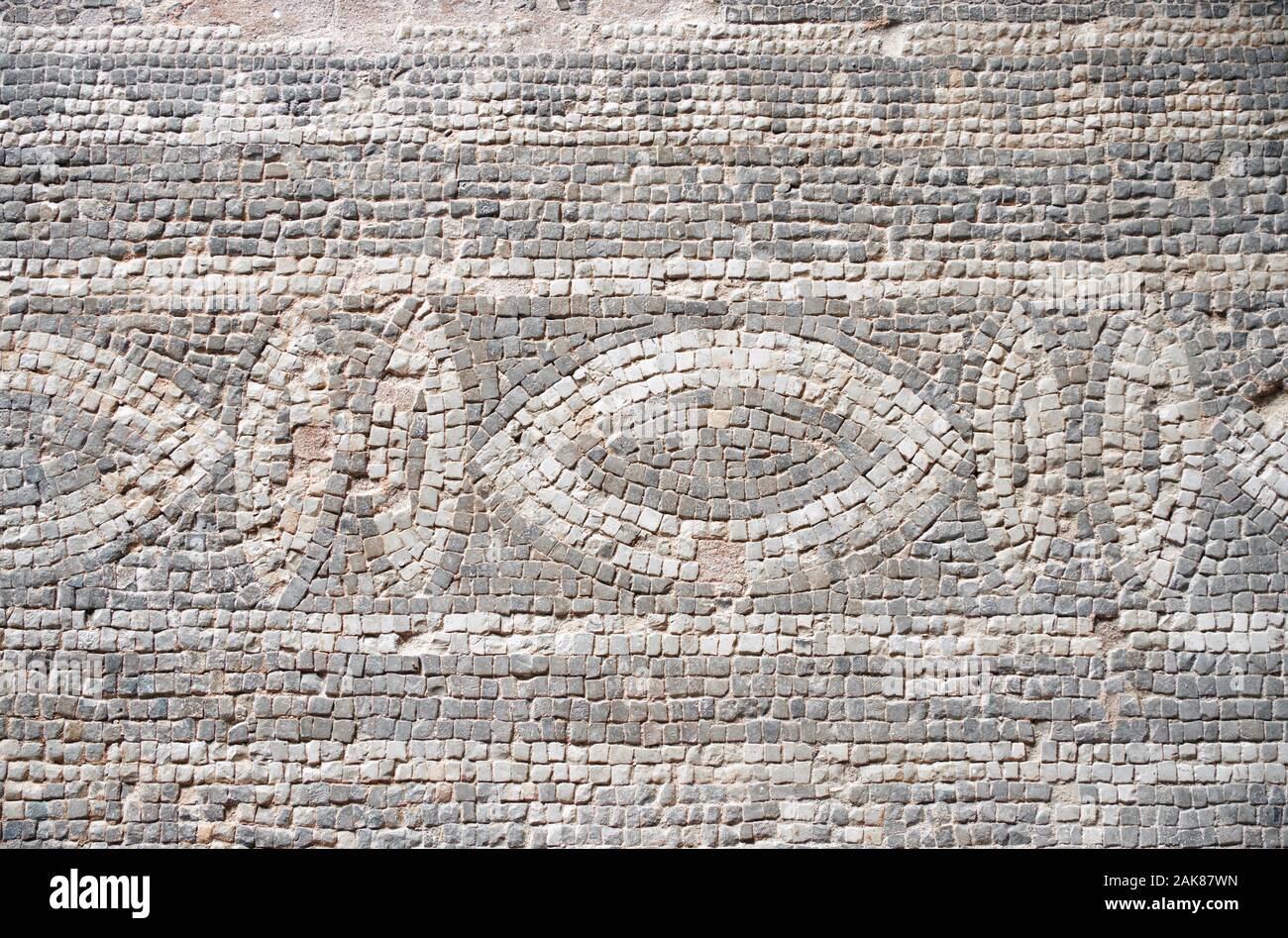 PAPHOS, Chypre - Juin 08, 2018 : l'avis de mosaïques géométriques du châssis dans la maison d'Aion. Parc archéologique de Paphos. Chypre Banque D'Images