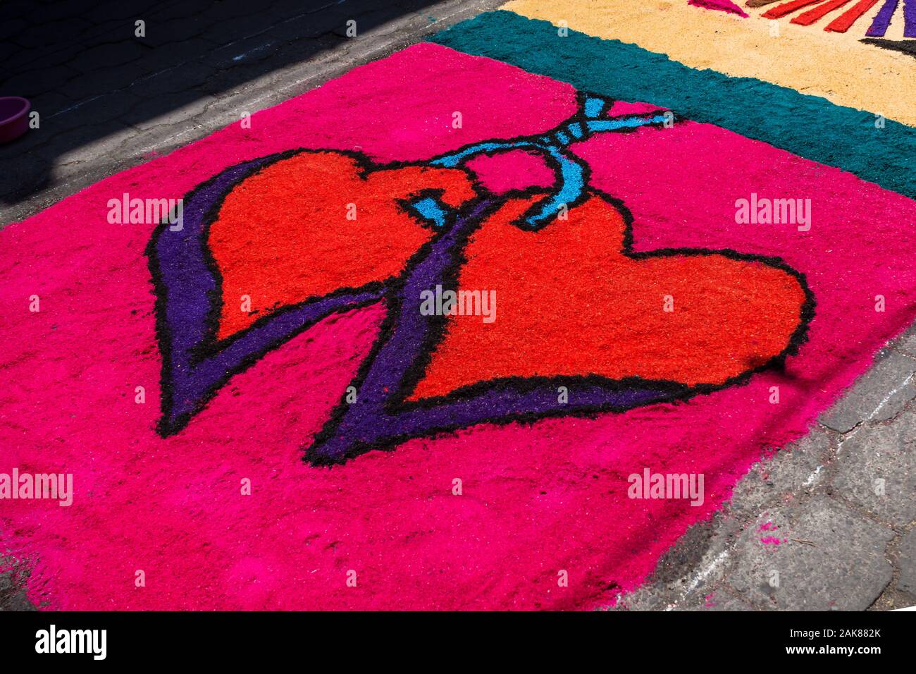 Alfombra colorés, tapis de sciure avec des coeurs sur la rue faite pour Semana Santa, Pâques, Santiago Atitlan, Guatemala Banque D'Images