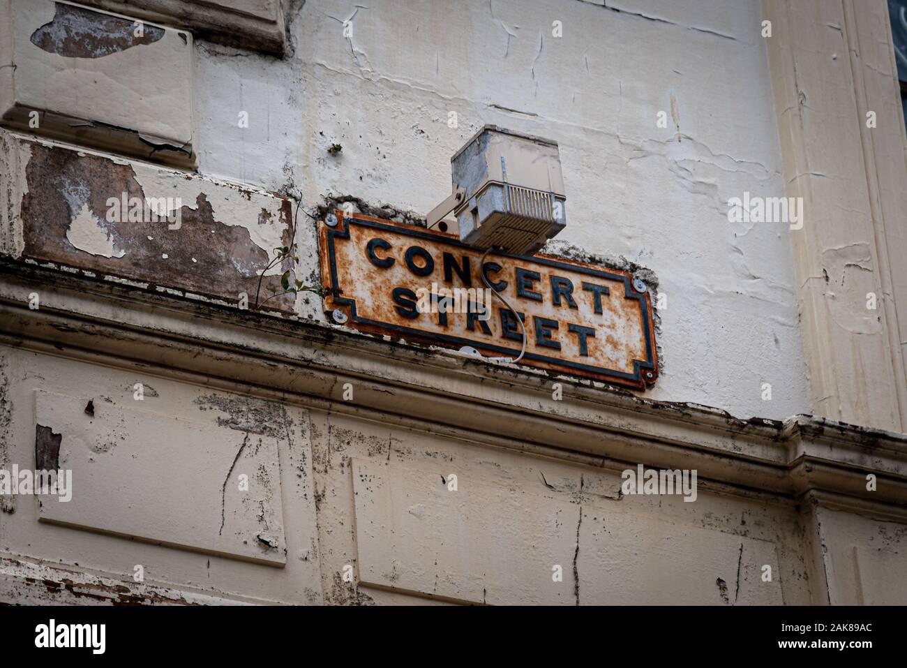 Old rusty et sale de la plaque de rue concert à Liverpool, en Angleterre Banque D'Images