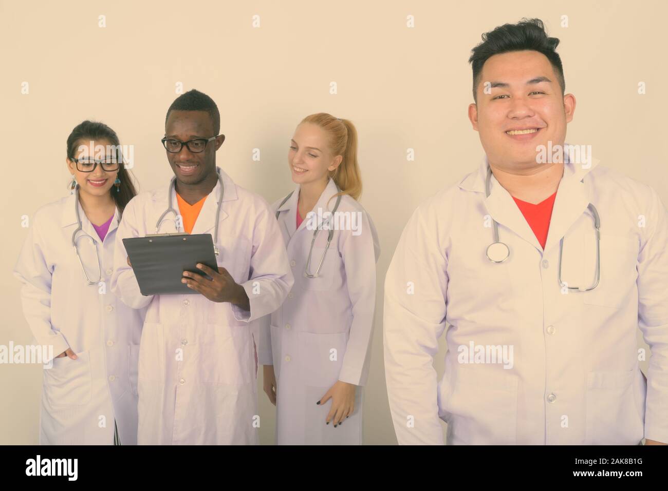 Divers groupes ethniques de happy doctors working together Banque D'Images