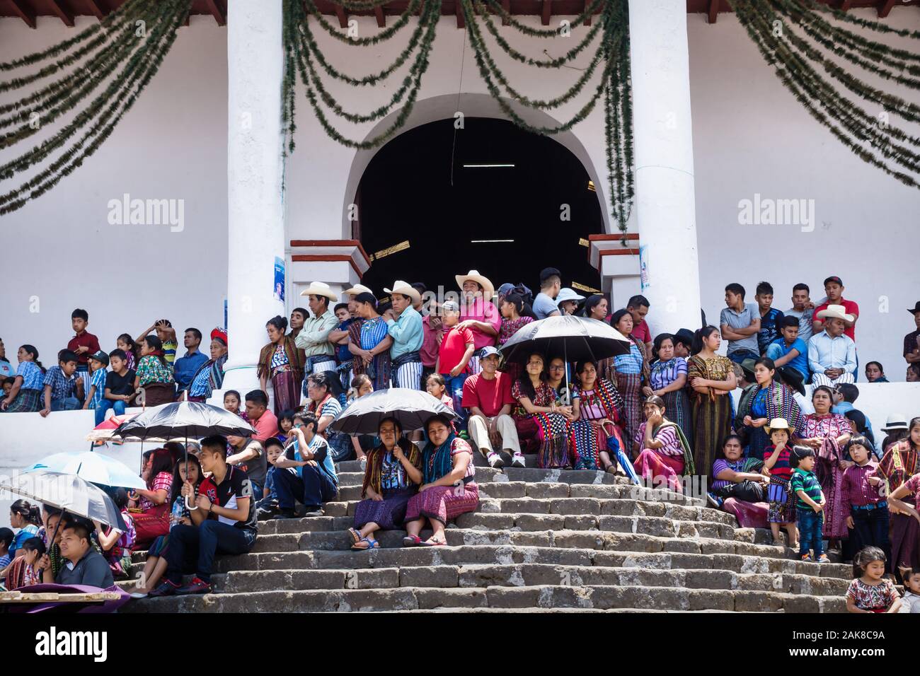 Santiago Atitlan, Guatemala - 30 mars 2018 : Foule de visiteurs à l'entrée de l'église de l'apôtre saint Jacques en regardant l'événement pour le Vendredi saint en Banque D'Images