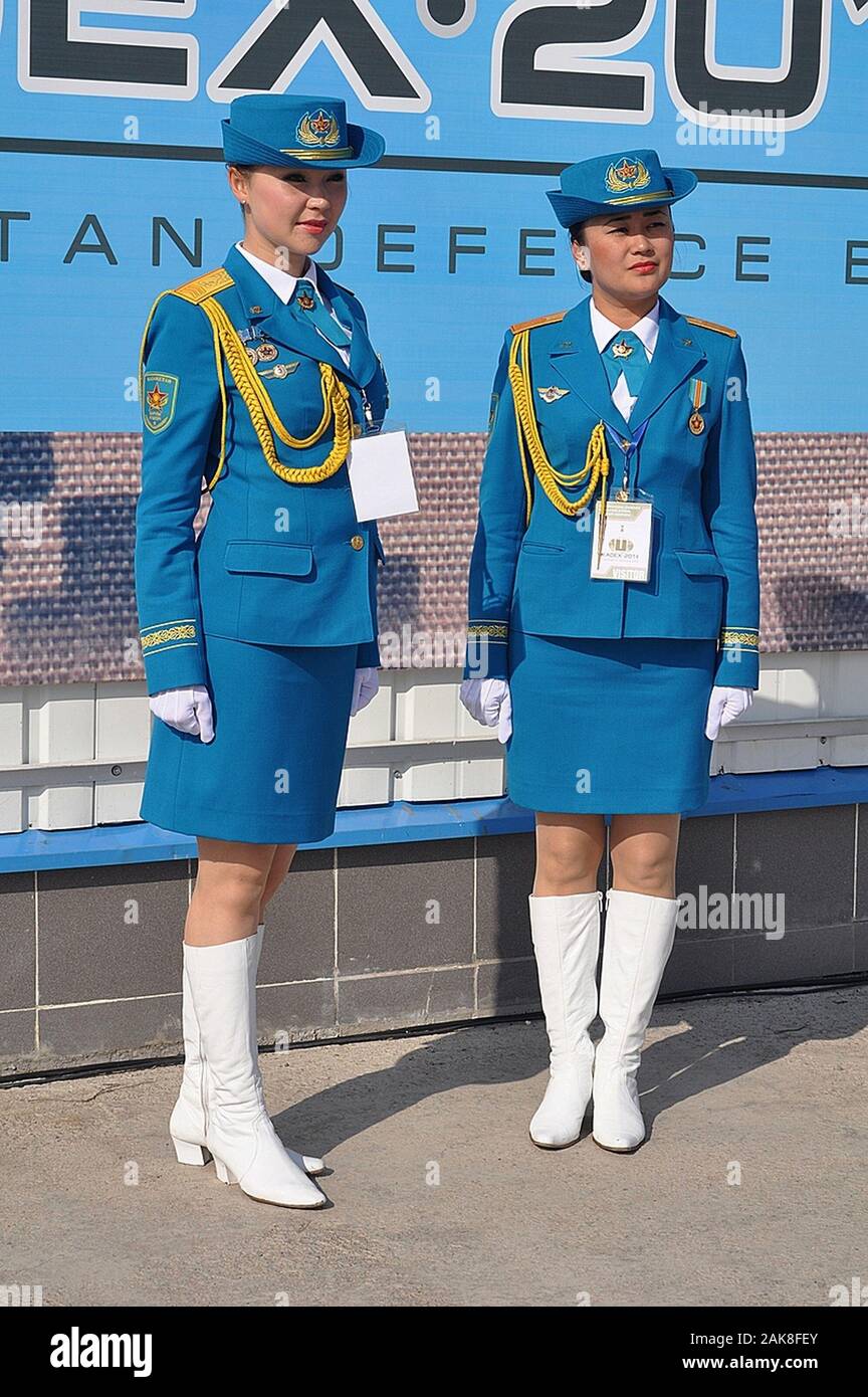 Les FEMMES MEMBRES DE LA FORCE DE DÉFENSE AÉRIENNE DU KAZAKHSTAN AU MEILLEUR uniforme. Banque D'Images