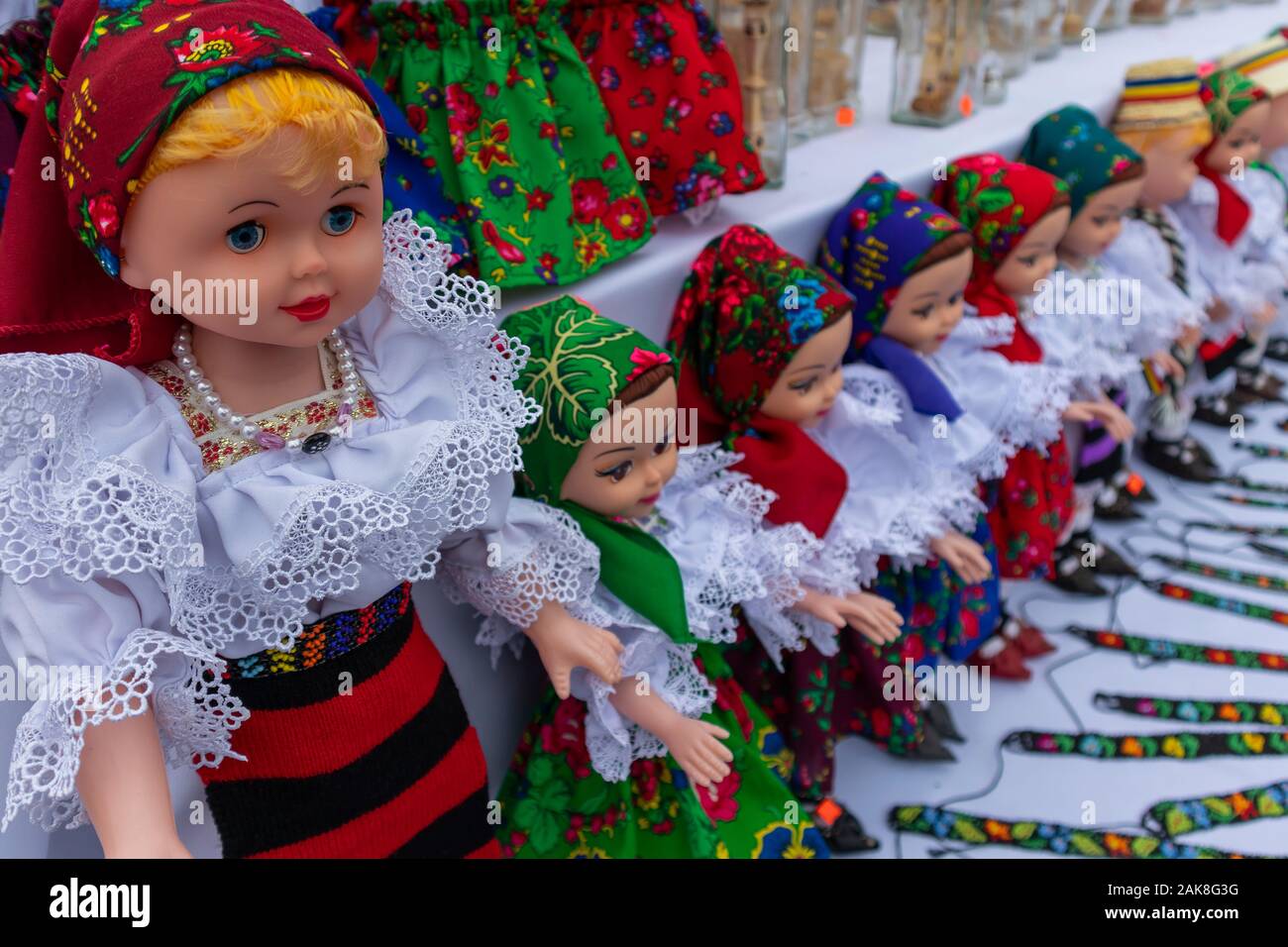 Fait à la main avec des marionnettes roumaine costumes folkloriques traditionnels de Maramures Banque D'Images