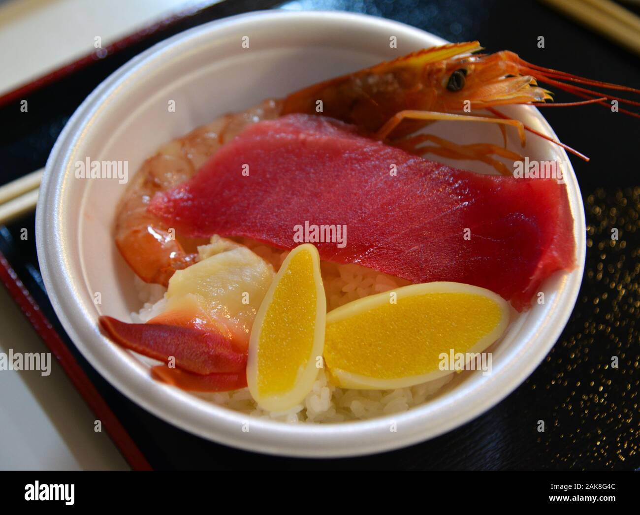 Donburi Sashimi japonais de fruits de mer, bol de riz recouvert de poisson cru mixtes et les crevettes. Banque D'Images