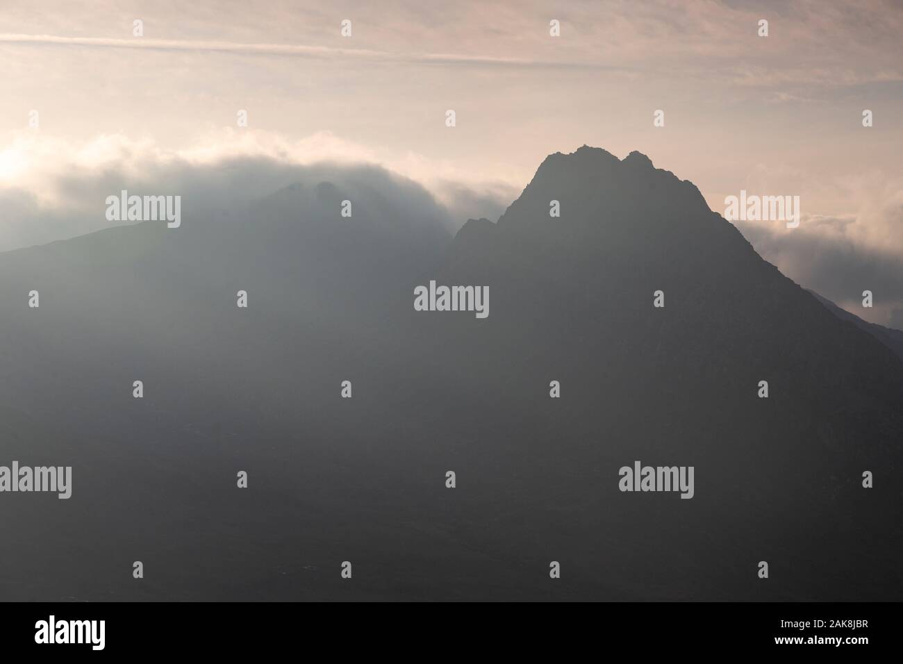 Tryfan mountain en silhouette, Snowdonia, le Nord du Pays de Galles Banque D'Images