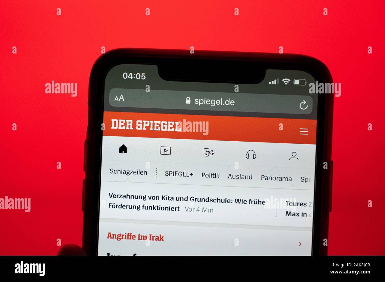 Hambourg, Allemagne. 05Th Jan, 2020. La nouvelle présence en ligne de la revue 'Der Spiegel' ne peut être affiché sur un smartphone. Après environ 25 ans, le nom et le logo 'Spiegel' en ligne disparaîtra. Le site web est maintenant appelé 'Der Spiegel', tout comme le magazine des nouvelles. Crédit : Daniel Reinhardt/dpa/Alamy Live News Banque D'Images