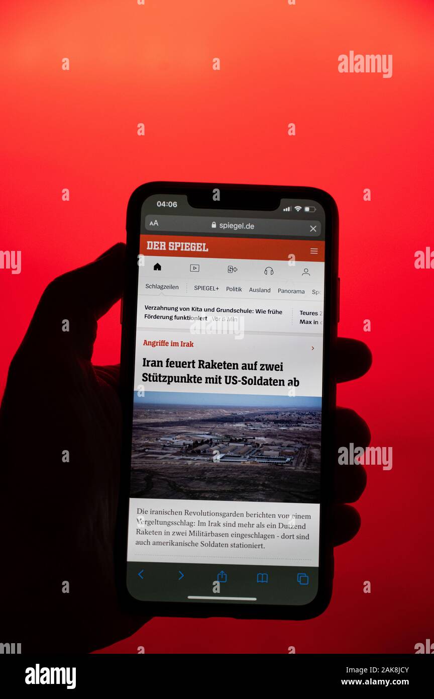 Hambourg, Allemagne. 05Th Jan, 2020. Un côté est titulaire d'un smartphone avec la présence en ligne de la revue 'Der Spiegel'. Après environ 25 ans, le nom et le logo 'Spiegel' en ligne disparaîtra. Le site web est maintenant appelé 'Der Spiegel', tout comme le magazine des nouvelles. Crédit : Daniel Reinhardt/dpa/Alamy Live News Banque D'Images