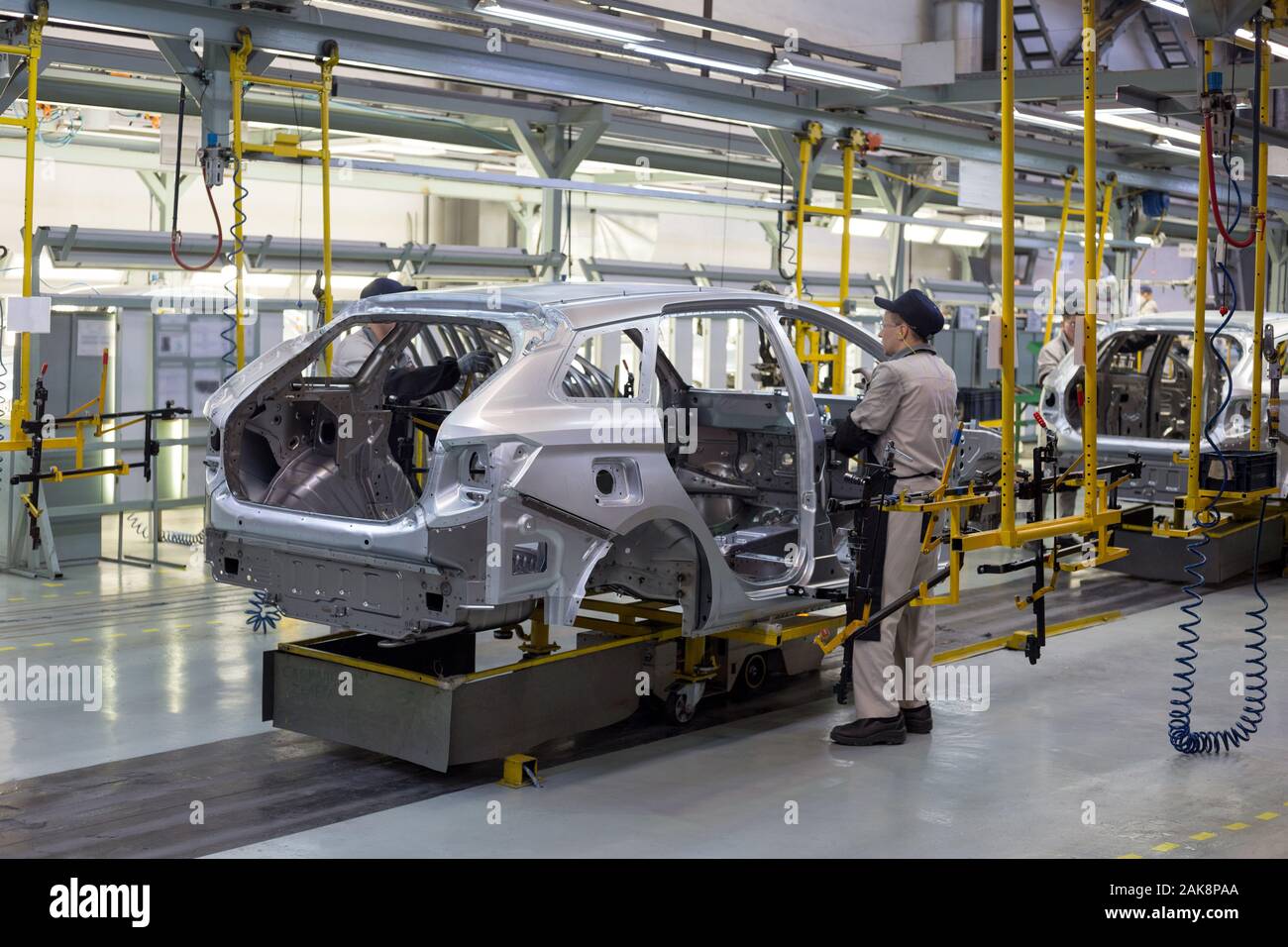La Russie, Izhevsk - Décembre 14, 2019 : l'usine automobile Lada Izhevsk. Les travailleurs ont des portes à la caisse de nouvelle voiture. Entreprise de fabrication automobile moderne. Banque D'Images