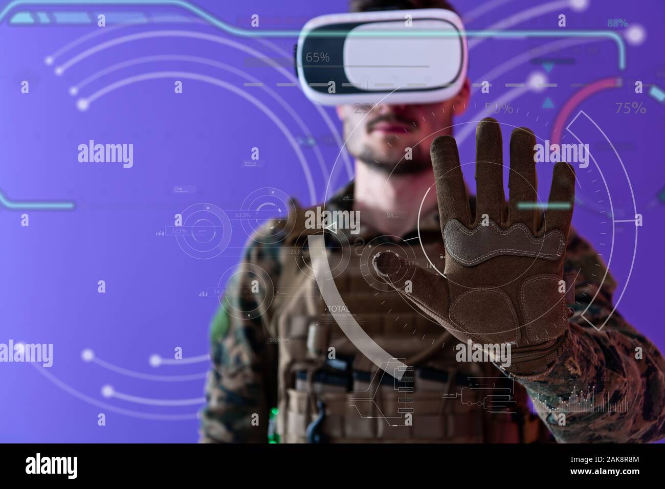 La guerre moderne soldat futuriste à l'aide de lunettes de réalité virtuelle vr sur purple backgroun comme concept d'intelience artificiel sur l'écran hud Banque D'Images