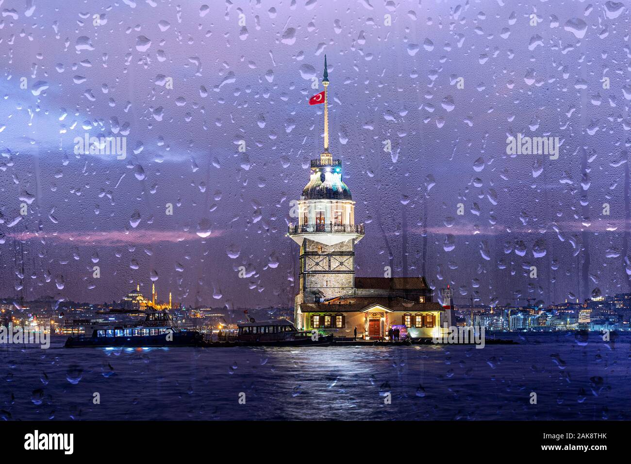 Soirée de pluie à Istanbul, Tour de Maiden ou Kiz Kulesi en soirée à Istanbul, en Turquie Banque D'Images