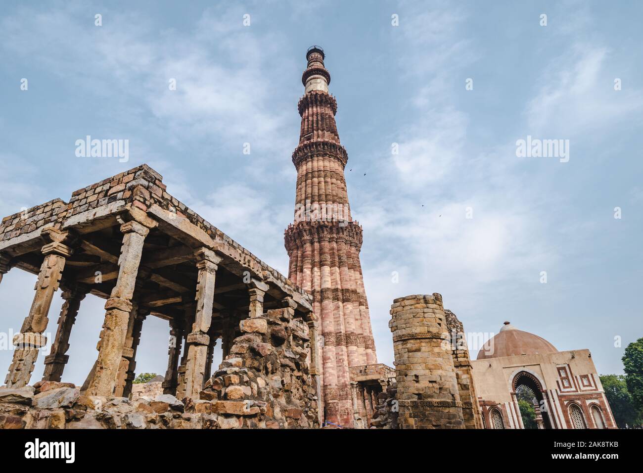 Les ruines de l'Qutub Minar pilier complexe de ruines antiques à New Delhi Inde Banque D'Images