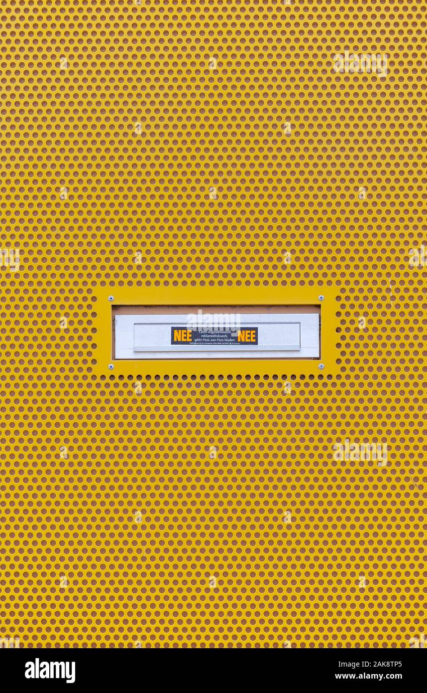 Boîte aux lettres néerlandaise avec l'étiquette imprimée avec le texte néerlandais 'No - No No unadressed dépliants publicitaires et pas de maison en maison des journaux sur un mur jaune Banque D'Images