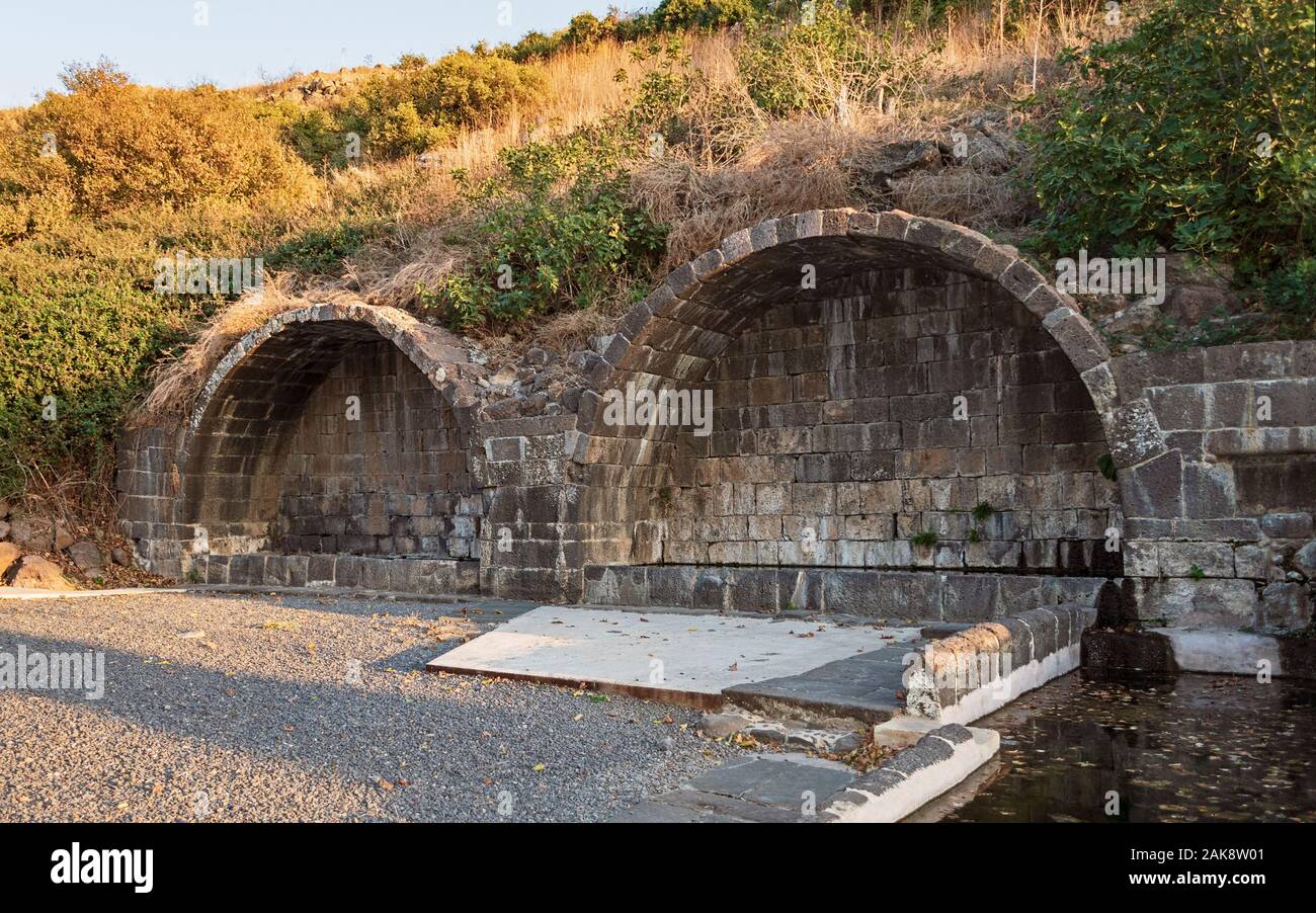 Arches en pierre de basalte antiques qui ont été construits plus de sources naturelles qui a fourni de l'eau à l'époque byzantine et zone talmudique villages près de natur dans le nord de l'Est Banque D'Images