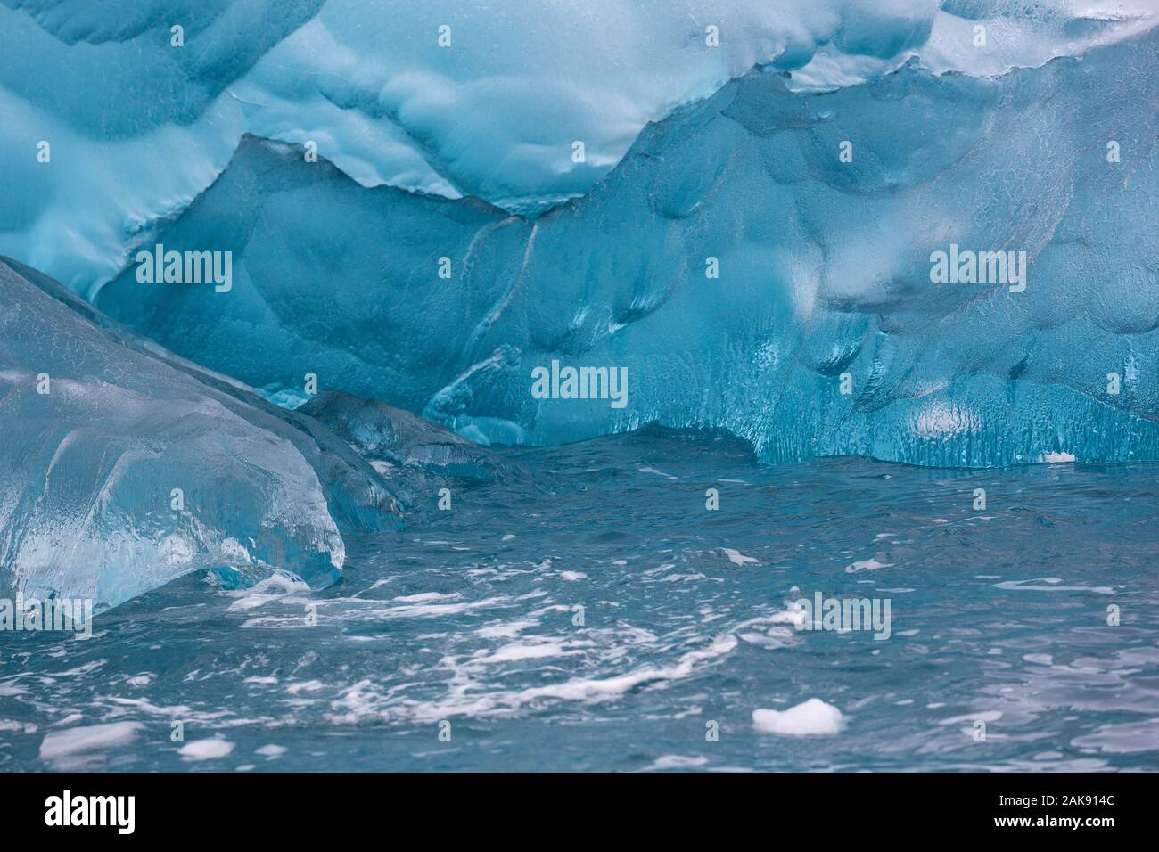 Iceberg de fusion avec banc de glace en premier plan, flottant dans la mer, de l'Antarctique Banque D'Images