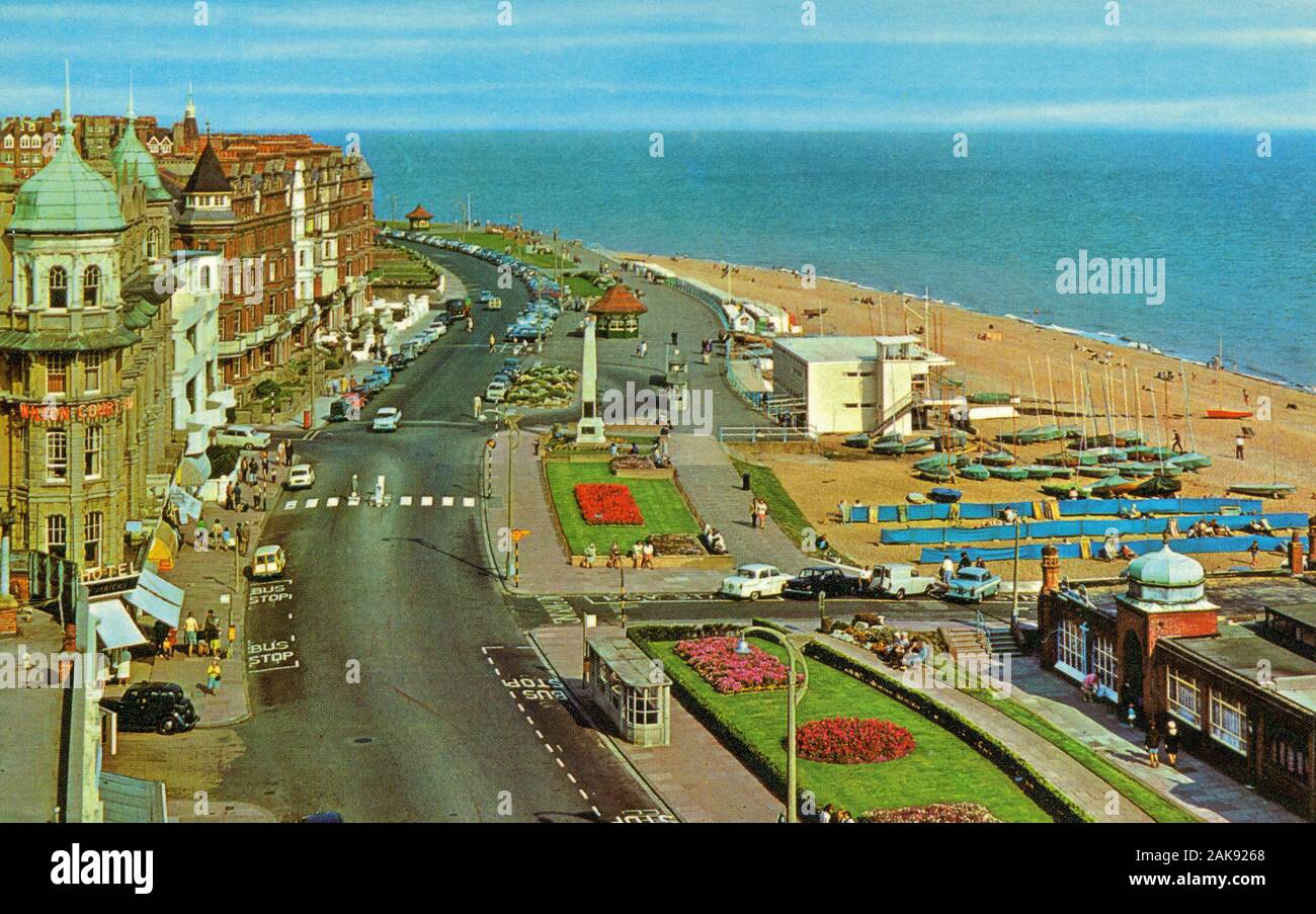 Une années 50 années 60 Carte postale de East Parade et le littoral à Bexhill on Sea, East Sussex, Angleterre. Banque D'Images