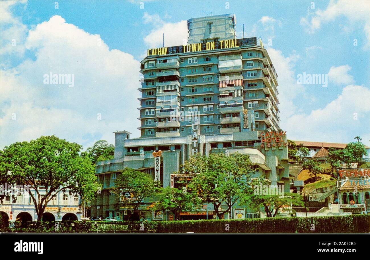 Une carte postale historique des années 1950-60 du Cathay Building reconnu plus tard à Singapour comme un bâtiment historique. La façade du bâtiment a été réaménagée avec sensibilité en 2006 Banque D'Images