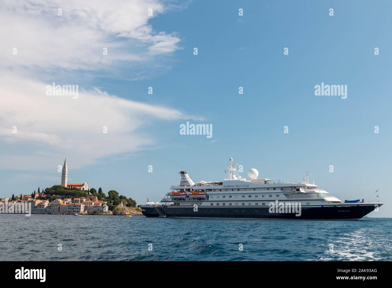 Rovinj, Croatie. 27 juillet, 2018. Le navire de croisière SeaDream II quitte le port de Rovinj. Credit : Stephan Schulz/dpa-Zentralbild/ZB/dpa/Alamy Live News Banque D'Images