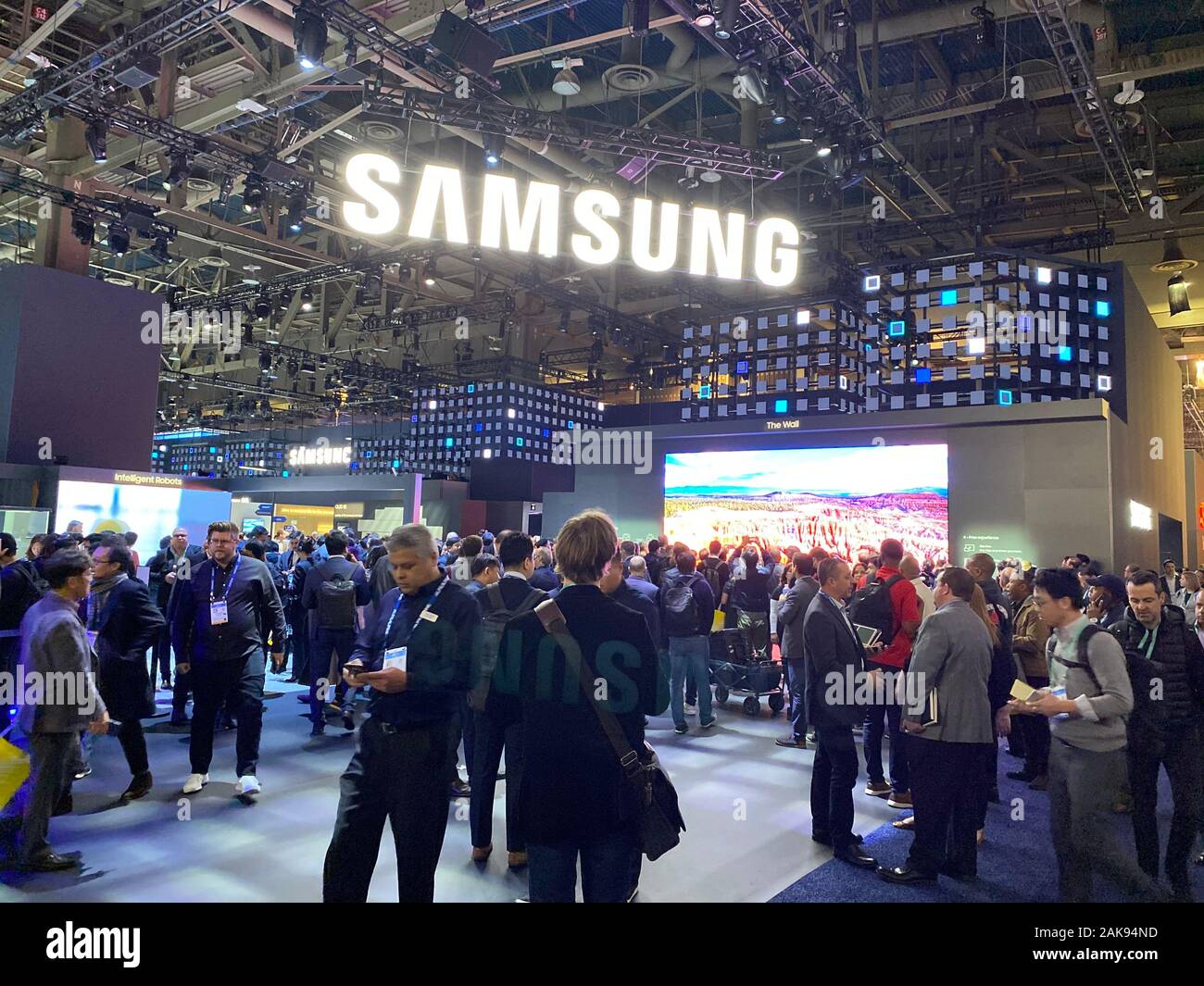 Le Samsung se tenir dans le Consumer Electronics Show (CES), la foire  commerciale annuelle qui se tiendra au Centre de Convention de Las Vegas,  Nevada, aux États-Unis Photo Stock - Alamy