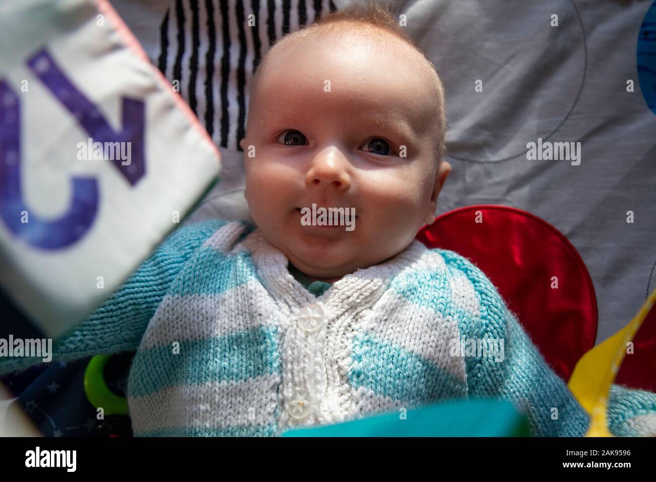 Un Heureux Jeune Bebe Jouant Sur Un Tapis De L Activite Developpement Sensoriel Photo Stock Alamy