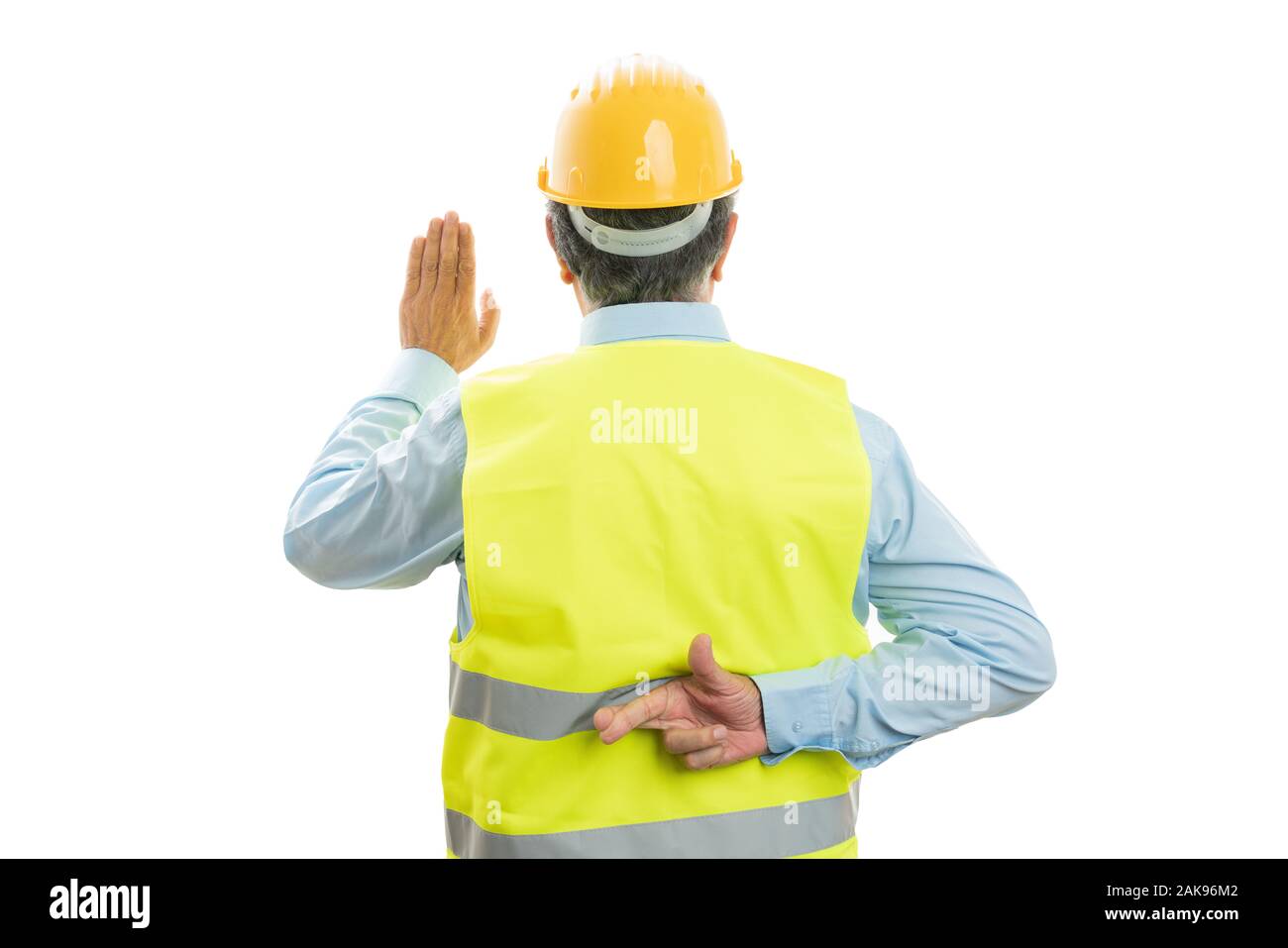 Vieux builder man making faux serment avec des gestes de main et doigts croisés derrière le dos de infidèle Banque D'Images