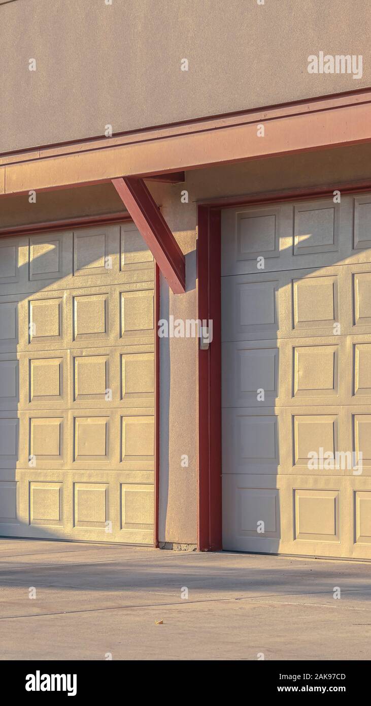 Blanc vertical en bois lambris portes de garage près de Sunset Banque D'Images