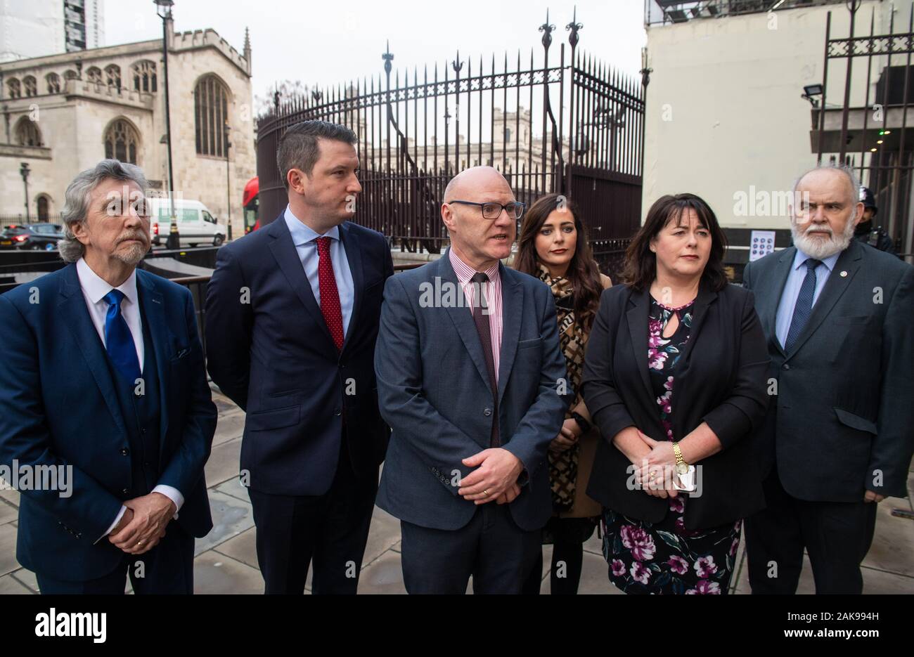 Les députés nouvellement élus Sinn Fein (de gauche à droite) Mickey Brady, John Finucane, Paul Maskey, Gildernew Orfhlaith Begley, Michelle et Francie Molloy parler aux médias à l'extérieur du Parlement, à Westminster, Londres. Banque D'Images