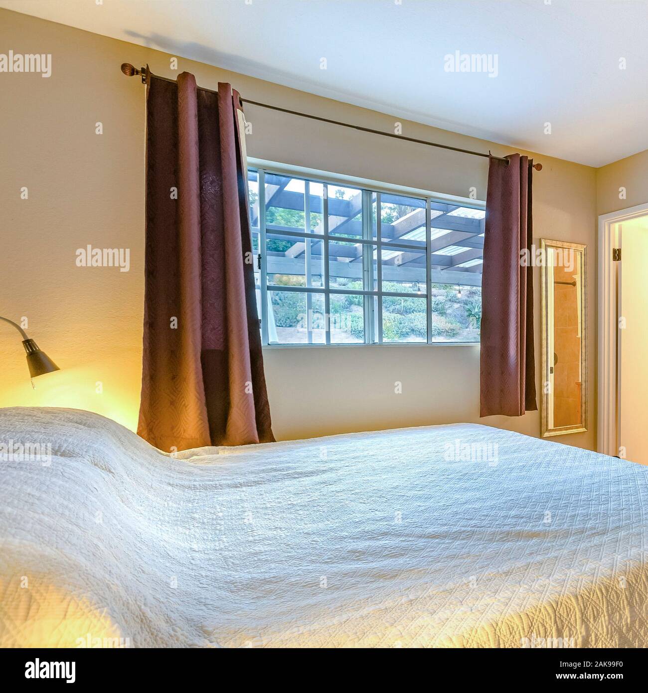 Chambre à coucher Lit cadre carré de Californie de luxe home d'une lumière  dorée venant de la lampe Photo Stock - Alamy