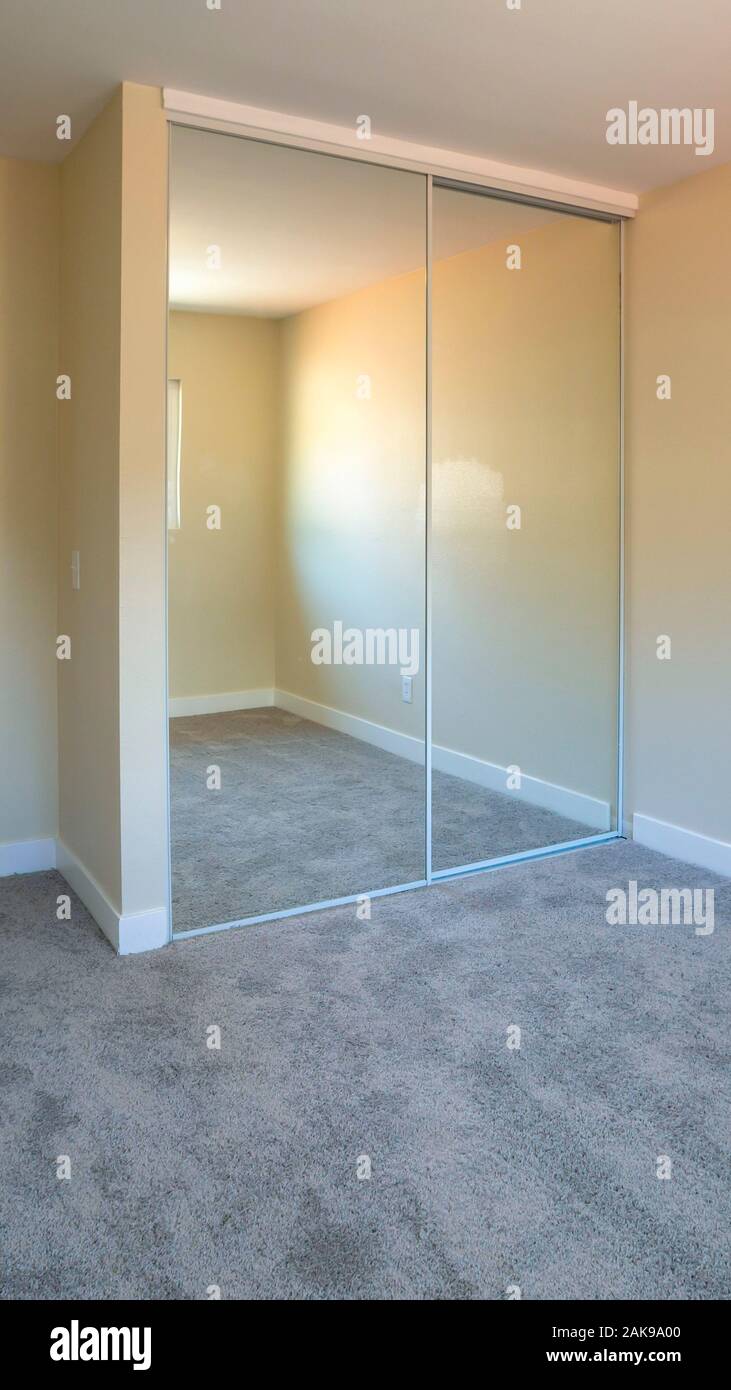 Vide Vertical miroir chambre avec des portes de placard Photo Stock - Alamy