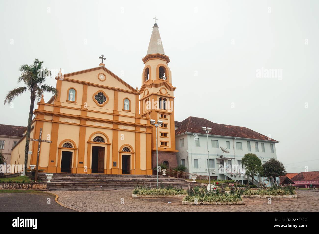 Notre Dame du Rosaire de Pompéi paroisse en un jour brumeux dans un carré de Pinto Bandeira. Un district rural près de Bento Gonçalves, dans le sud du Brésil. Banque D'Images