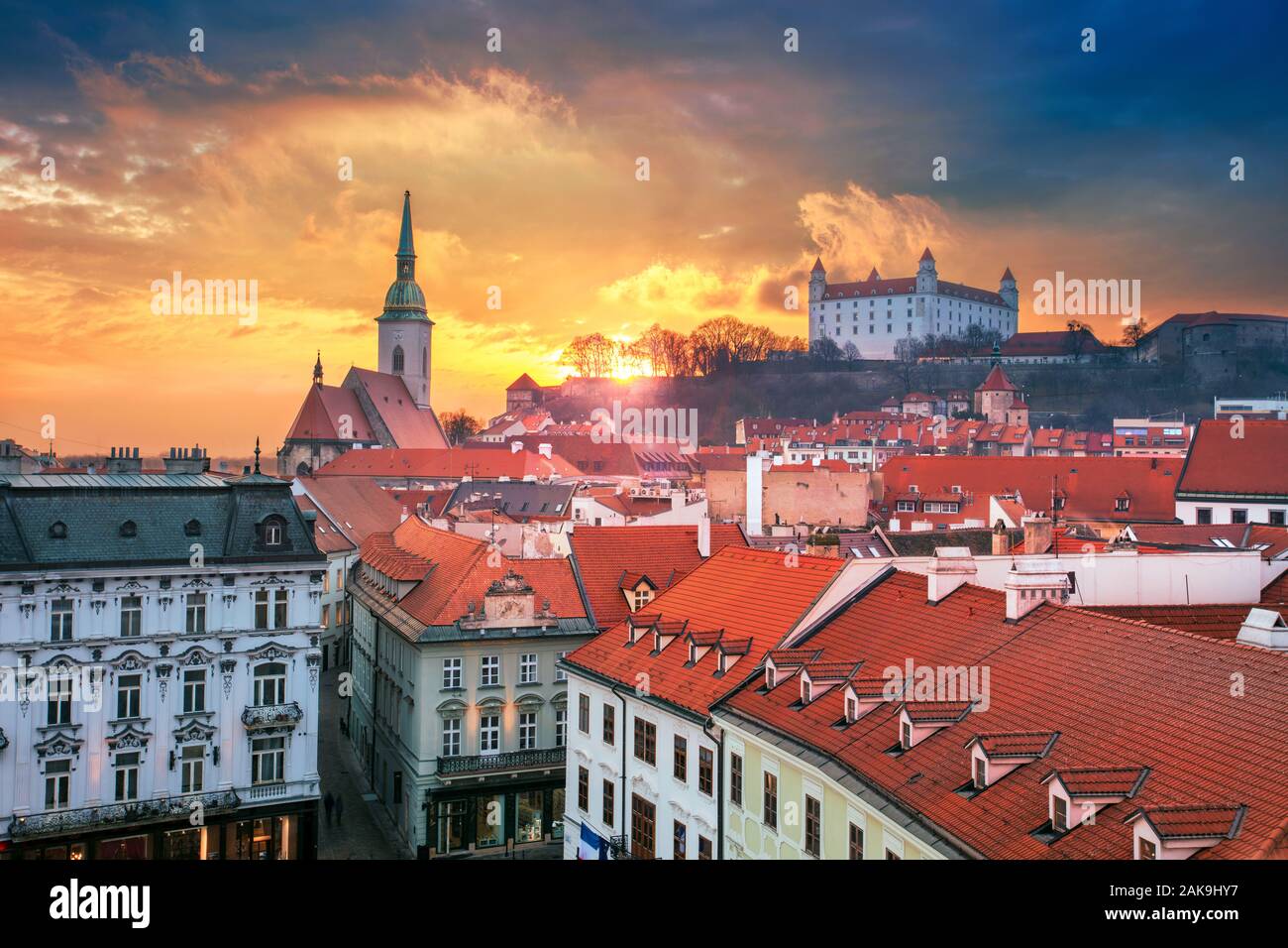 Bratislava. Aerial cityscape libre du centre historique de Bratislava, capitale de la Slovaquie pendant le coucher du soleil. Banque D'Images
