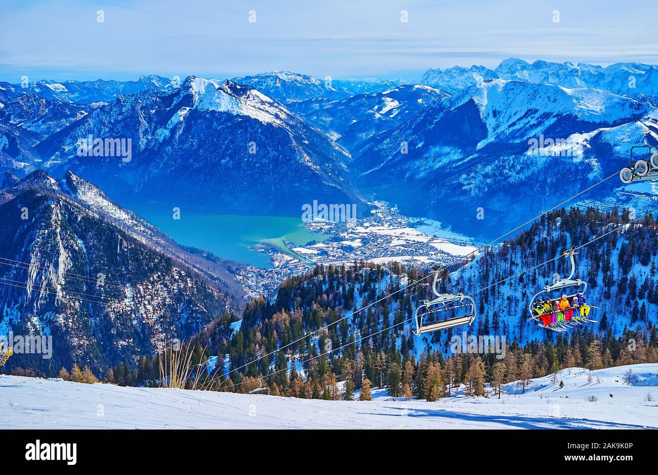 Le sommet du mont Feuerkogel surplombe le snowbound cones de Alp massif du Dachstein, pentes avec pistes de ski et le lac Traunsee en vallée, Ebensee, S Banque D'Images