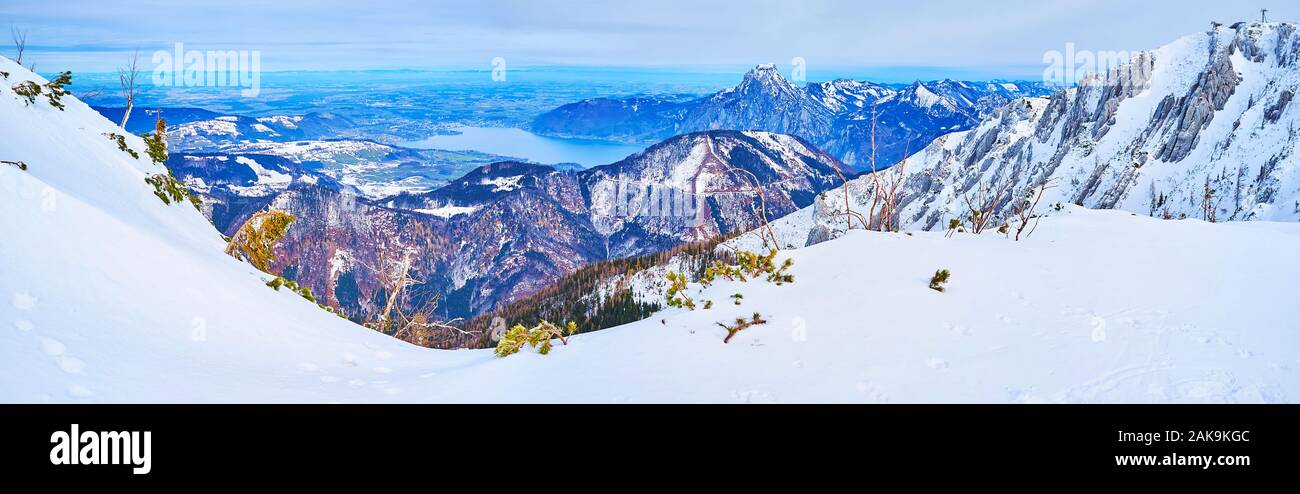 Alberfeldkogel mont de ski de Feuerkogel surplombe paysage fantastique de Salzkammergut avec ses lacs et la neige sur les pistes des Alpes, Autriche Banque D'Images