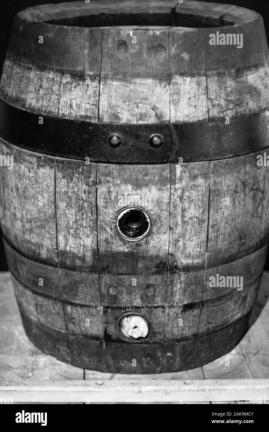 Une image en noir et blanc de vieux vin baril Banque D'Images