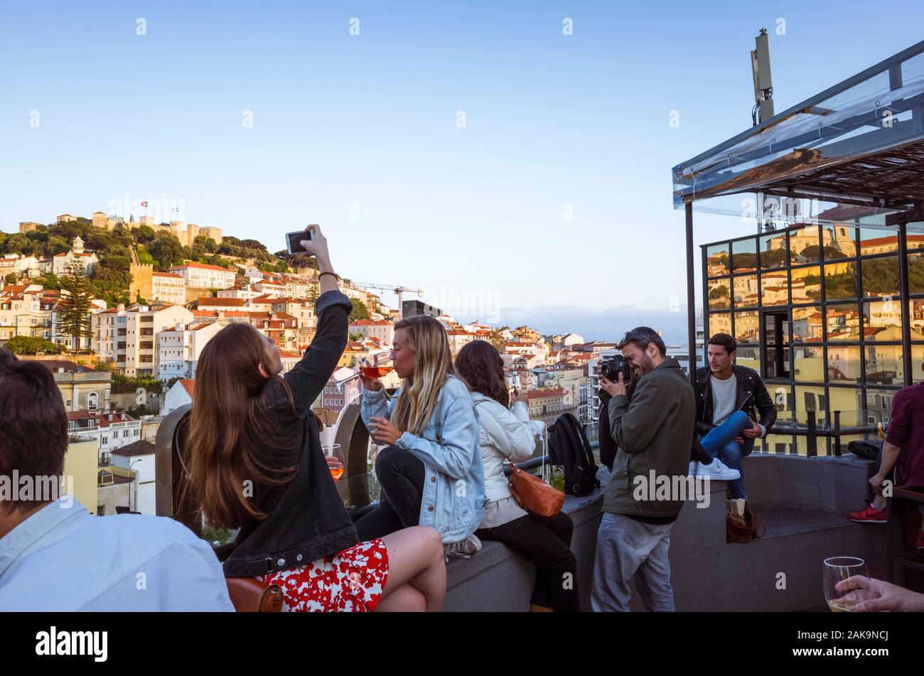 Lisbonne, Portugal - mai, 21st, 2018 : Les jeunes s'amuser au bar panoramique de Lisbonne l'amour en haut de la place Martim Moniz mall. Le Château Sao Jorge dans backg Banque D'Images