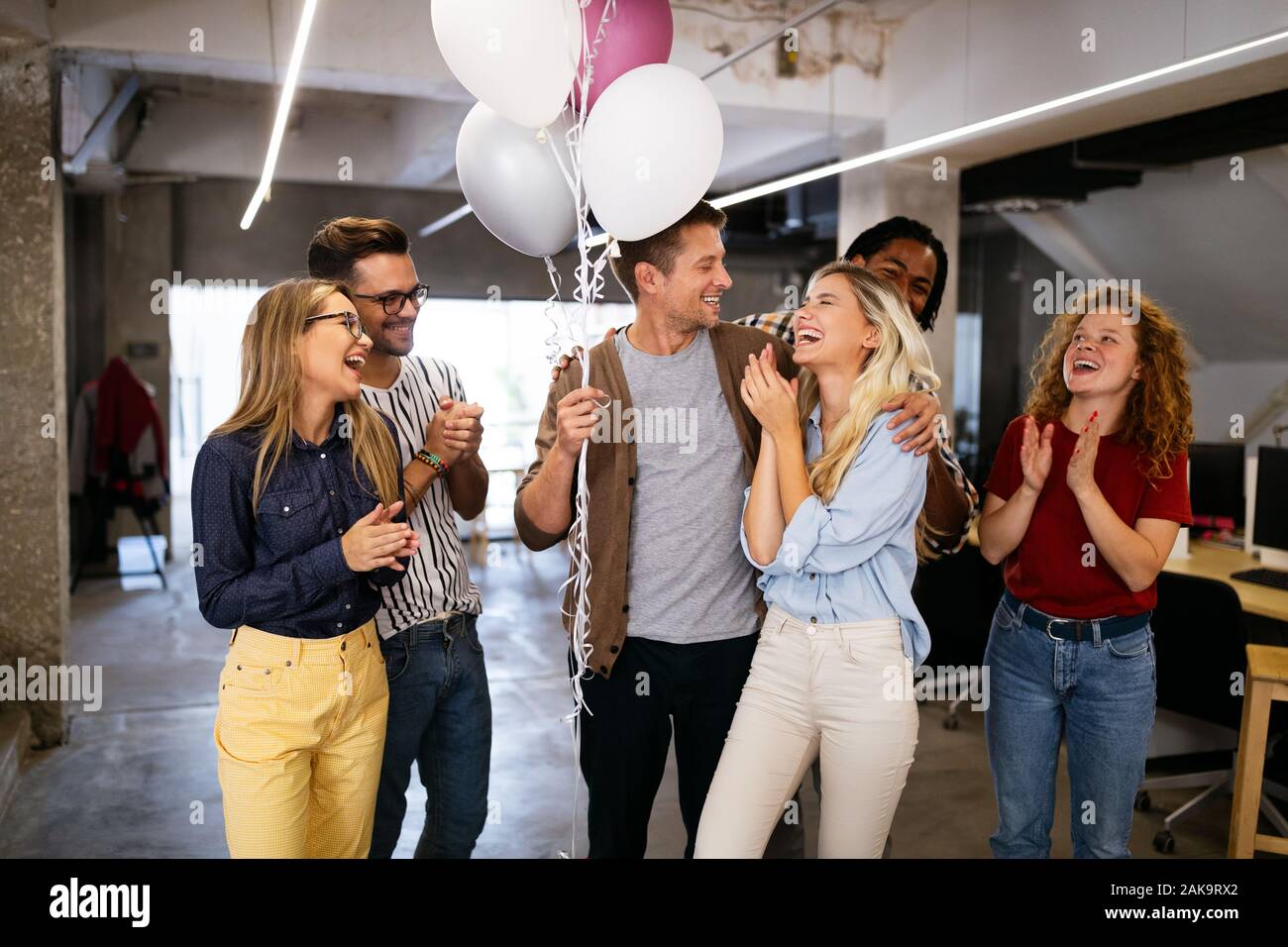 Collègues fêter un anniversaire au bureau Banque D'Images