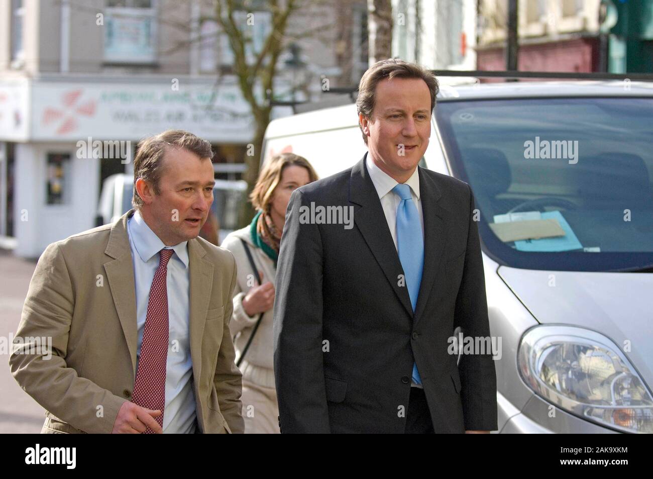 Simon Hart, qui est maintenant secrétaire d'État pour le pays de Galles avec le futur premier ministre conservateur, David Cameron, lors d'une visite de Carmarthen en 2009. Banque D'Images