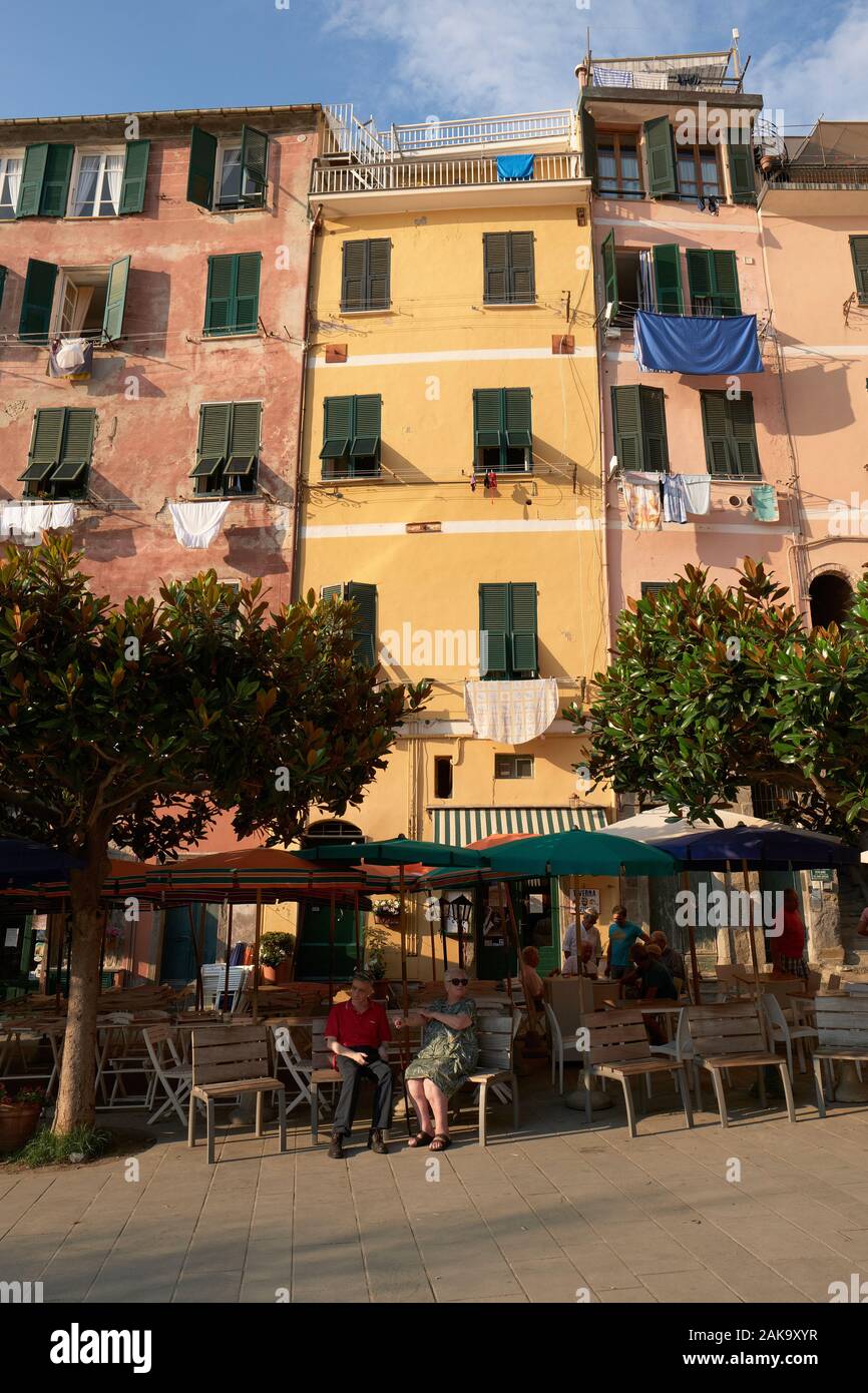 L'été les touristes appréciant les maisons peintes de couleurs vives et de l'architecture de Vernazza, Parc National des Cinque Terre, l'Union européenne Italie Ligurie Banque D'Images