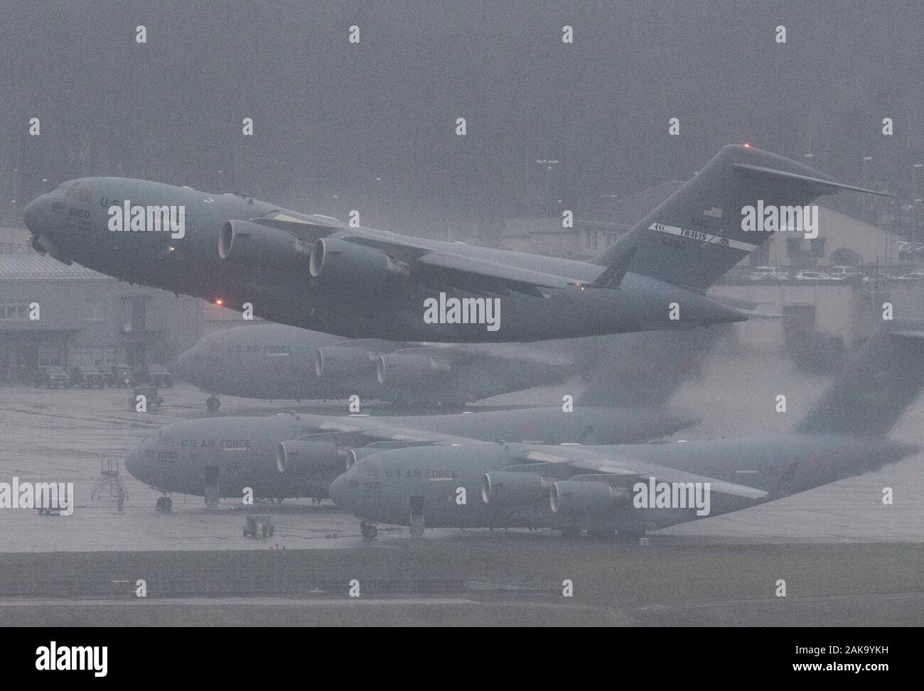 Ramstein, en Allemagne. 05Th Jan, 2020. Un avion militaire américain décolle de la base aérienne de Ramstein dans un épais brouillard. La base aérienne de Ramstein est le siège de l'US Air Force en Europe et agit comme une plaque tournante internationale pour les transferts de troupes US dans le monde entier. Credit : Boris Roessler/dpa/Alamy Live News Banque D'Images