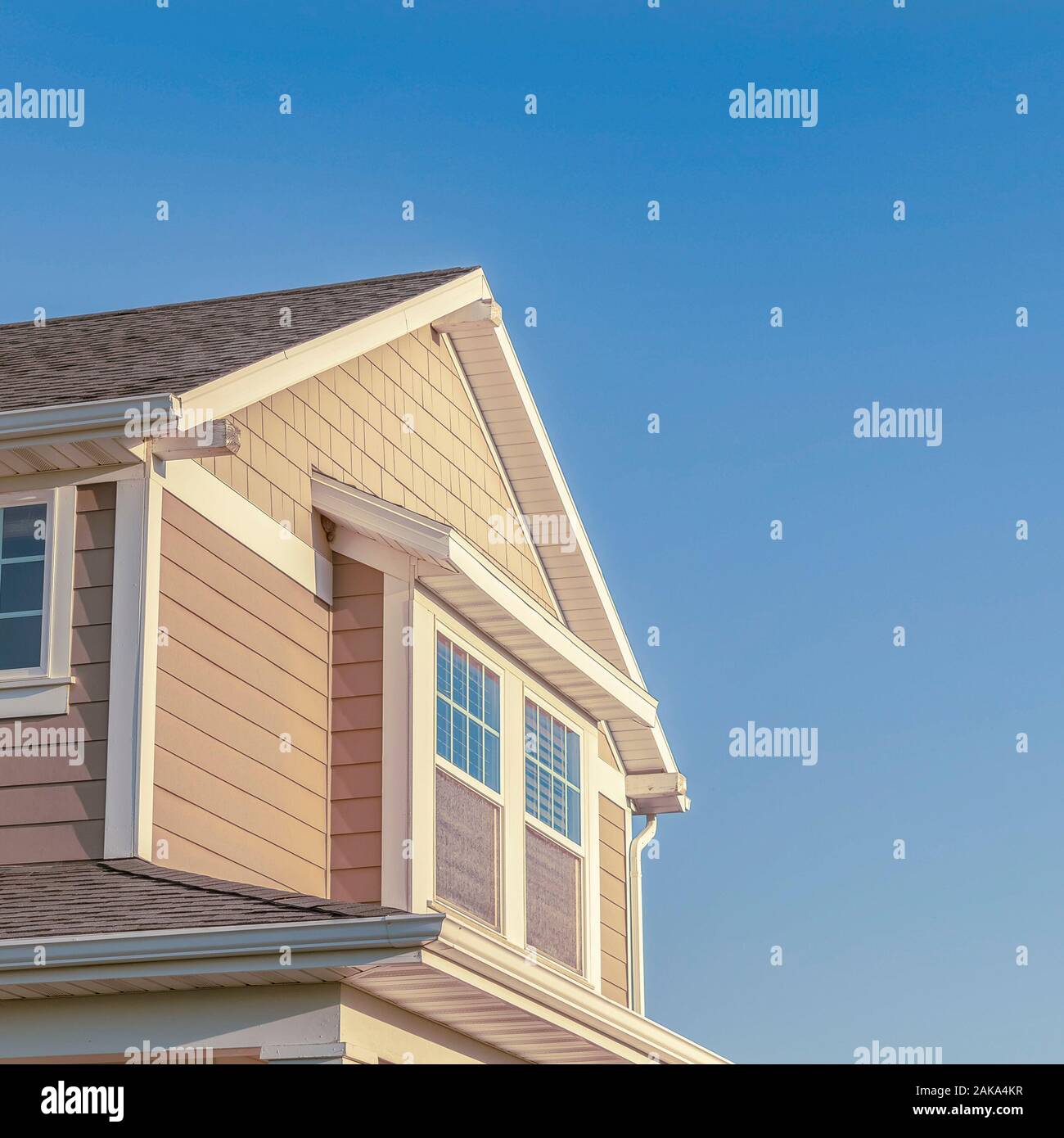 Square à l'étage supérieur d'une petite maison de banlieue moderne Banque D'Images