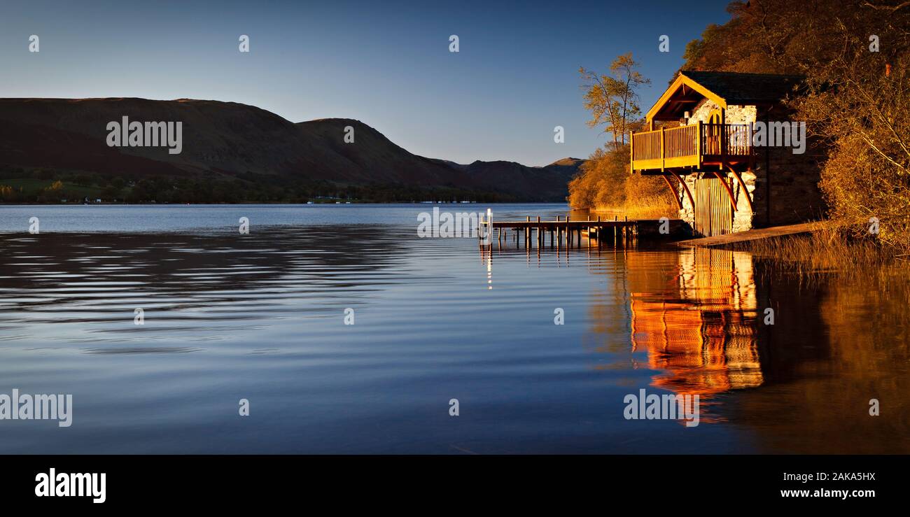 Duc de Portland à bateaux sur le lac Ullswater dans le parc national de Lake District en Cumbrie sur un matin calme en automne Banque D'Images