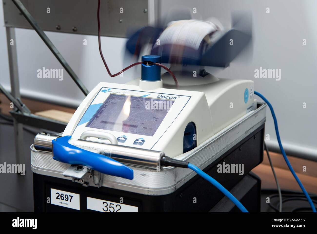 Berlin, Allemagne. 05Th Jan, 2020. Un don de sang est proposé par un appareil de contrôle. La Croix-Rouge allemande (DRK) a commencé trois jours de campagne de don du sang dans un centre commercial à Mitte. Pour beaucoup de maladies, de préparations dérivées du sang sont souvent le seul traitement ou de guérison. Crédit : Bernd von Jutrczenka/dpa/Alamy Live News Banque D'Images