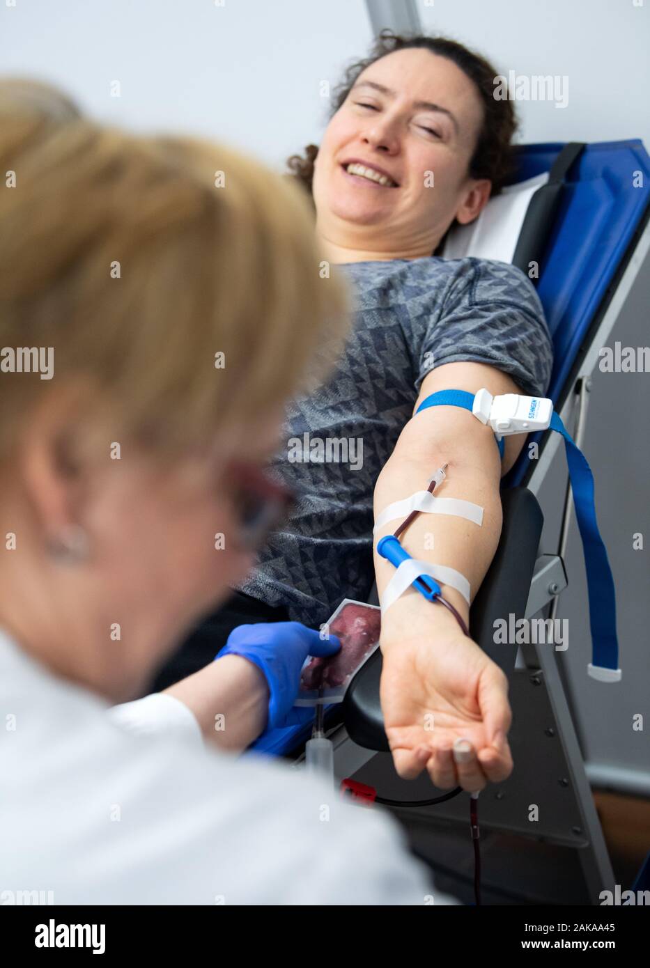 Berlin, Allemagne. 05Th Jan, 2020. Gläser-Bligh Amanda fait un don de sang. La Croix-Rouge allemande (DRK) a commencé trois jours de campagne de don du sang dans un centre commercial à Mitte. Pour beaucoup de maladies, de préparations dérivées du sang sont souvent le seul traitement ou de guérison. Crédit : Bernd von Jutrczenka/dpa/Alamy Live News Banque D'Images