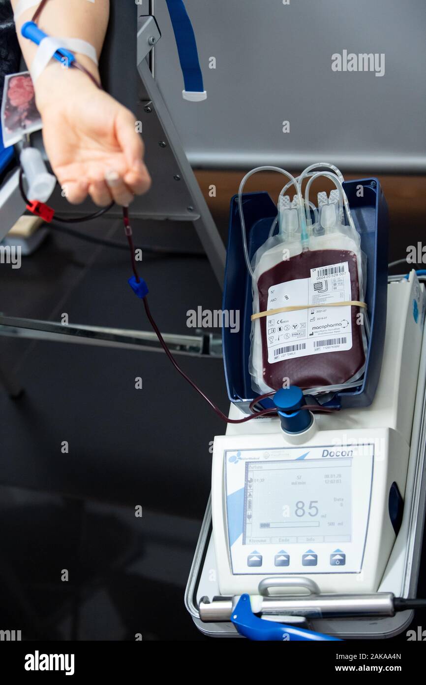 Berlin, Allemagne. 05Th Jan, 2020. Une femme donne un don de sang. La Croix-Rouge allemande (DRK) a commencé trois jours de campagne de don du sang dans un centre commercial à Mitte. Pour beaucoup de maladies, de préparations dérivées du sang sont souvent le seul traitement ou de guérison. Crédit : Bernd von Jutrczenka/dpa/Alamy Live News Banque D'Images
