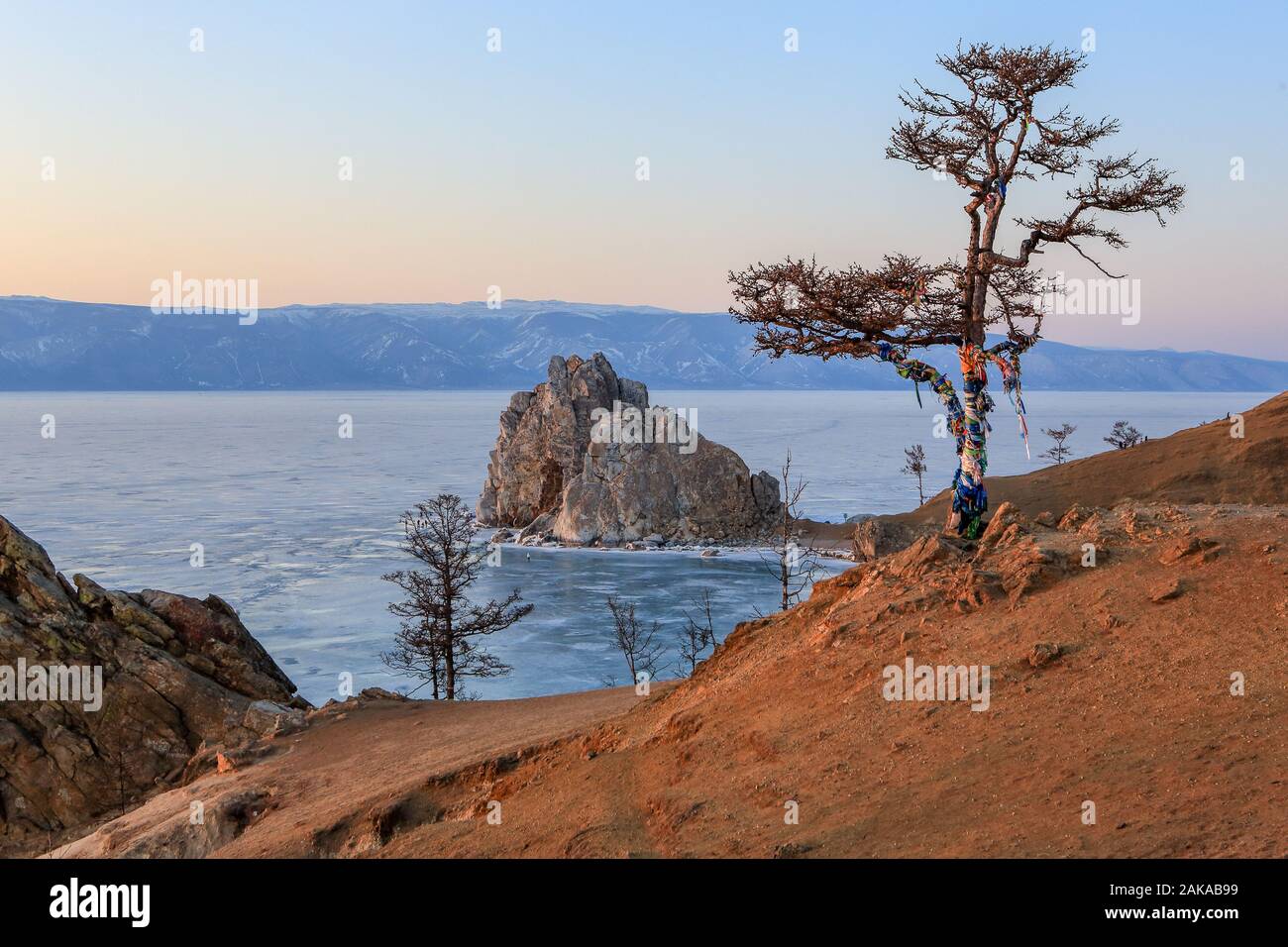 Coucher du soleil sur le Lac Baïkal. Cap Burkhan, l'île Olkhon, le lac Baïkal, région d'Irkoutsk, Russie Banque D'Images