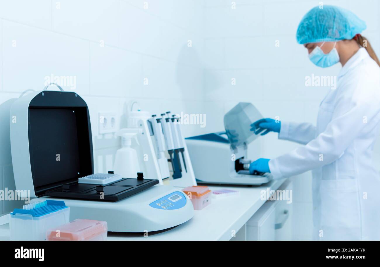 Jeune femme faisant son assistant de copie des résultats de l'analyse l'équipement moderne, copy space Banque D'Images